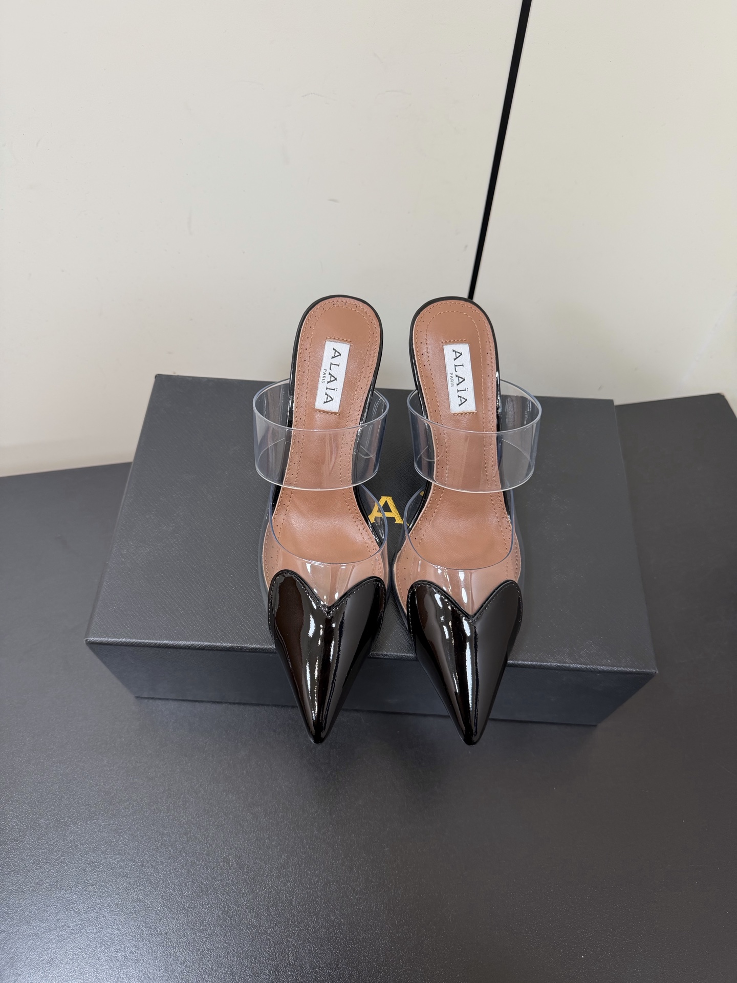 NO:721610,Alaia26ss spring and summer new love wedge heel pointed toe slippers, special-shaped heel mules, asymmetrical design breaks the rules, releases unique aura, pointed toe outlines neat lines, easily walks at the forefront of fashion, and shows a modern attitude with every step!  The upper is made of imported cow patent leather + film, the lining is imported sheepskin, the original leather outsole is code number: 35-41 (40.41 is custom-made and non-refundable) and comes with original packaging, high heels, alaia, high heels, slippers, sheepskin, Leather soles.19860909Alaia26ss春夏新品爱心坡跟尖头拖鞋 异形跟穆勒鞋 不对称设计打破常规 释放独特气场 尖头勾勒利落线条 轻松游走于时尚前沿 每一步都踏出摩登态度 ！ 鞋面采用进口牛漆皮+胶片 内里垫脚进口羊皮 原色真皮大底 码数:35-41（40.41定做不退换） 配原版包装,高跟鞋,alaia,high heels,slippers,sheepskin,Leather soles,Women's Shoes