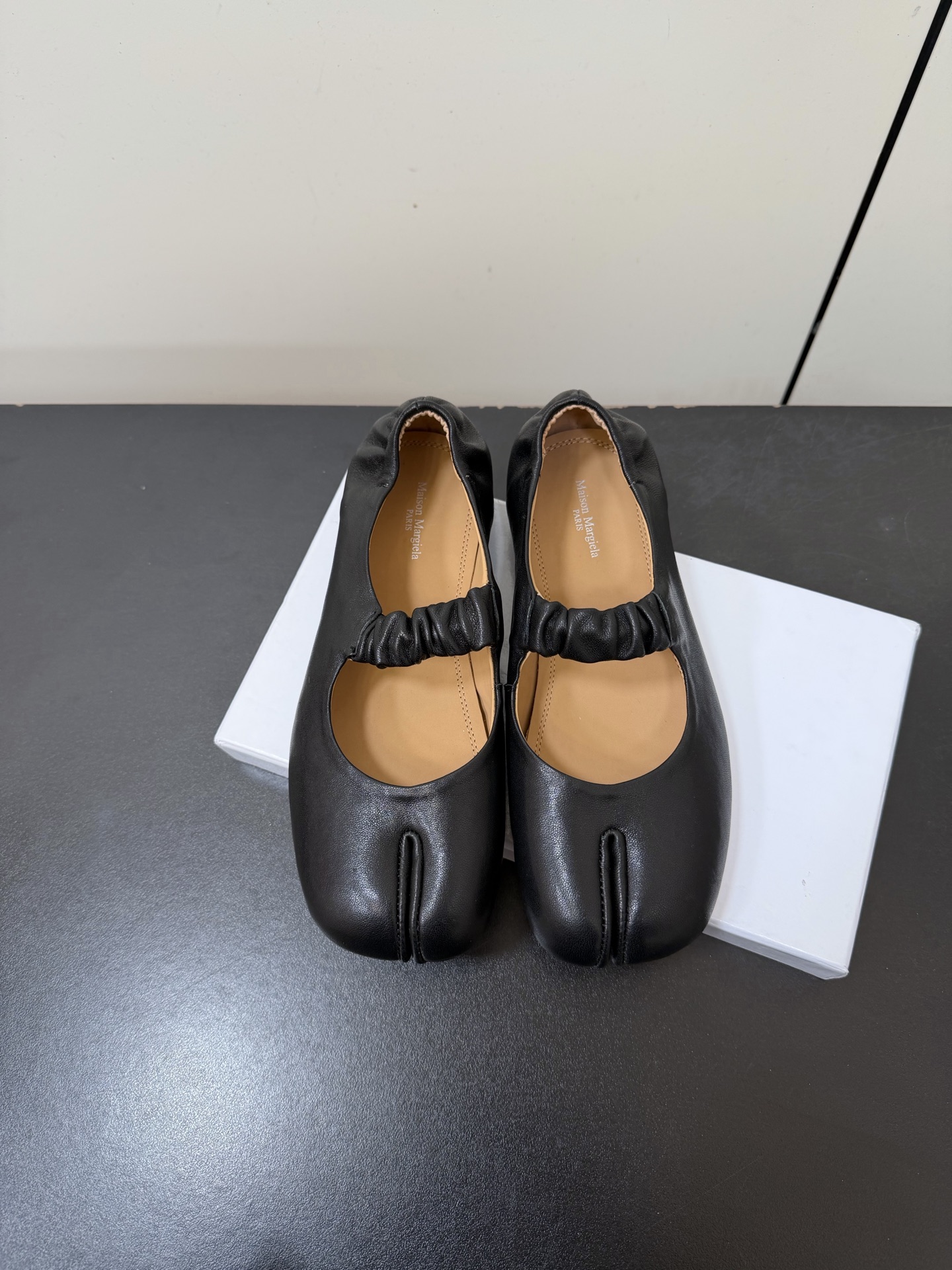 NO:726238,Maison Margiela·MM6 Tabi Mary Jane split-toe shoes and ballet shoes. There are many stars and Internet celebrities. MM6 is the most popular genius designer brand in the past two years. The design is simple and highly brand-recognizable. The luxurious texture will make you love it. If you don’t want to buy it on the street, you can check out this brand. It is relatively niche but so easy to match. Xiaohongshu can see this brand everywhere. The original one-to-one custom-made upper, the original custom-made sheepskin, and the mixed sheepskin lining  Italian genuine leather outsole, size 35-39 (40.41 custom-made, non-refundable), split-toe shoes, masion margiela, masion margiela, mary jane, sheepskin, Leather soles19860909Maison Margiela·MM6马吉拉Tabi玛丽珍分趾鞋 芭蕾舞鞋 超多明星网红种草 MM6作为这两年最受欢迎的鬼才设计师品牌 设计简约 极具品牌辨识度 奢华的质感让你爱不释手 不想满大街撞款的可以看看这个品牌 比较小众却又是那么好搭配 ins 小红书随处可见这个品牌的身影 原版一比一定制鞋面原版特定制羊皮 内里混种羊皮 意大利真皮大底 码数35-39（40.41定做不退换）,分趾鞋,masion margiela,masion margiela,mary jane,sheepskin,Leather soles,Women's Shoes