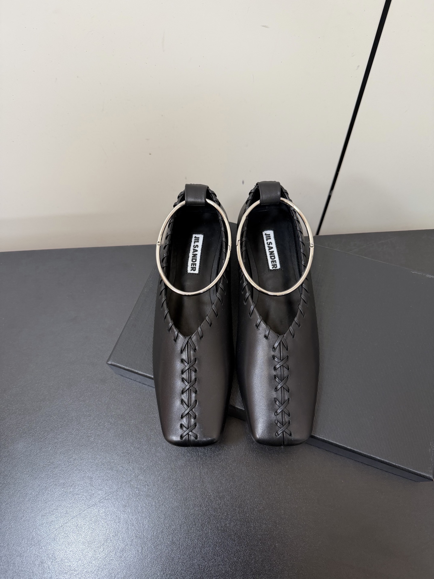 NO:721637,JilSander square-toe flat shoes are available from purchasing agents. The square-toe design is woven in a weaving style with an ankle chain. The hardware buckle is a private mold made according to the original version. The entire pair of shoes is made of the original imported cowhide with a particularly delicate feel. The upper foot is particularly soft and comfortable. The lining is made of sheepskin. The ankle hardware buckle is removable. The original Italian leather outsole!  !  ____________________________ Outsole Italian genuine leather outsole Imported first-layer cowhide leather upper Sheepskin lining Code number 35-39 (40 customization is non-returnable), single shoes, jil sander, cowhide, sheepskin, Leather soles19860909JilSander方头平底单鞋 代购入手,方头设计鞋边编织风格搭配脚踝链,五金扣是按照原版开的私人模具 整双鞋皮料全部选用原版是进口牛皮手感特别细腻 上脚特别柔软又舒服 内里采用羊皮 脚踝五金扣可拆卸 原版意大利真皮大底！！ ______________________________ 大底意大利真皮大底 鞋面进口头层牛皮 内里羊皮 码数35-39（40定制不退换）,单鞋,jil sander,cowhide,sheepskin,Leather soles,Women's Shoes