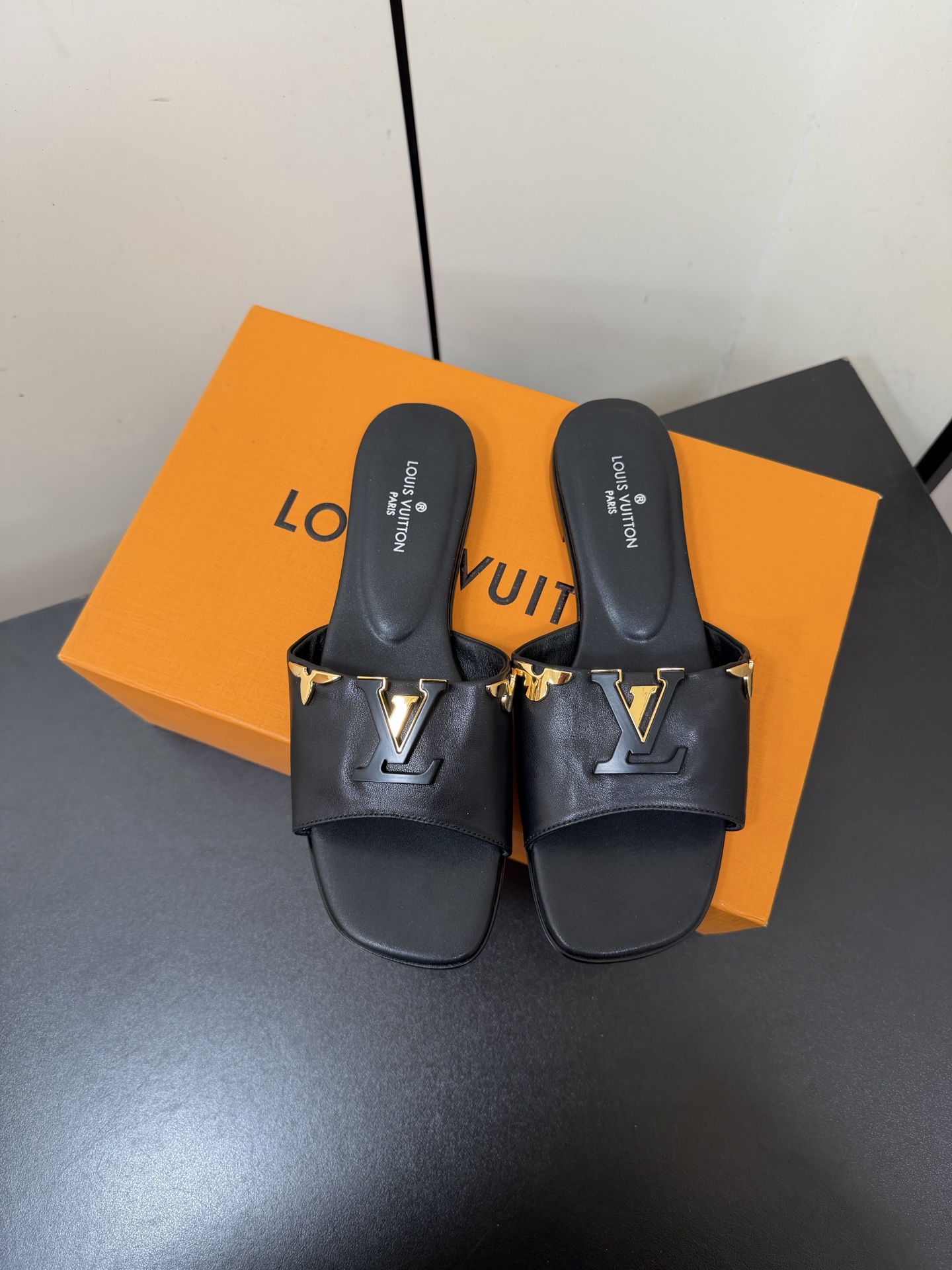 NO:721633,LV Louis Vuitton's 2026 new sandals attract the eye with its inlaid metal buckles. The cowhide fabric is paired with the iconic LV diamond buckle, which is elegant and intellectual, showing off the charm of a beautiful lady!  Materials and craftsmanship: The upper is made of first-layer cowhide, cowhide feet, Italian genuine leather outsole, Size35-39 (34.40.41.42, custom-made, non-refundable), slippers, louis vuitton, louis vuitton, louis vuitton, louis vuitton, slippers, cowhide, Leather soles19860909LV路易威登驴家2026新款凉拖鞋 以镶嵌的金属扣吸引眼球,牛皮面料搭配标志性LV钻扣,优雅知性,尽显佳人魅力！ 材质与工艺 鞋面釆用头层牛皮 牛皮垫脚 意大利真皮大底 Size35-39（34.40.41.42订做不退换）,拖鞋,louis vuitton,louis vuitton,louis vuitton,louis vuitton,slippers,cowhide,Leather soles,Women's Shoes