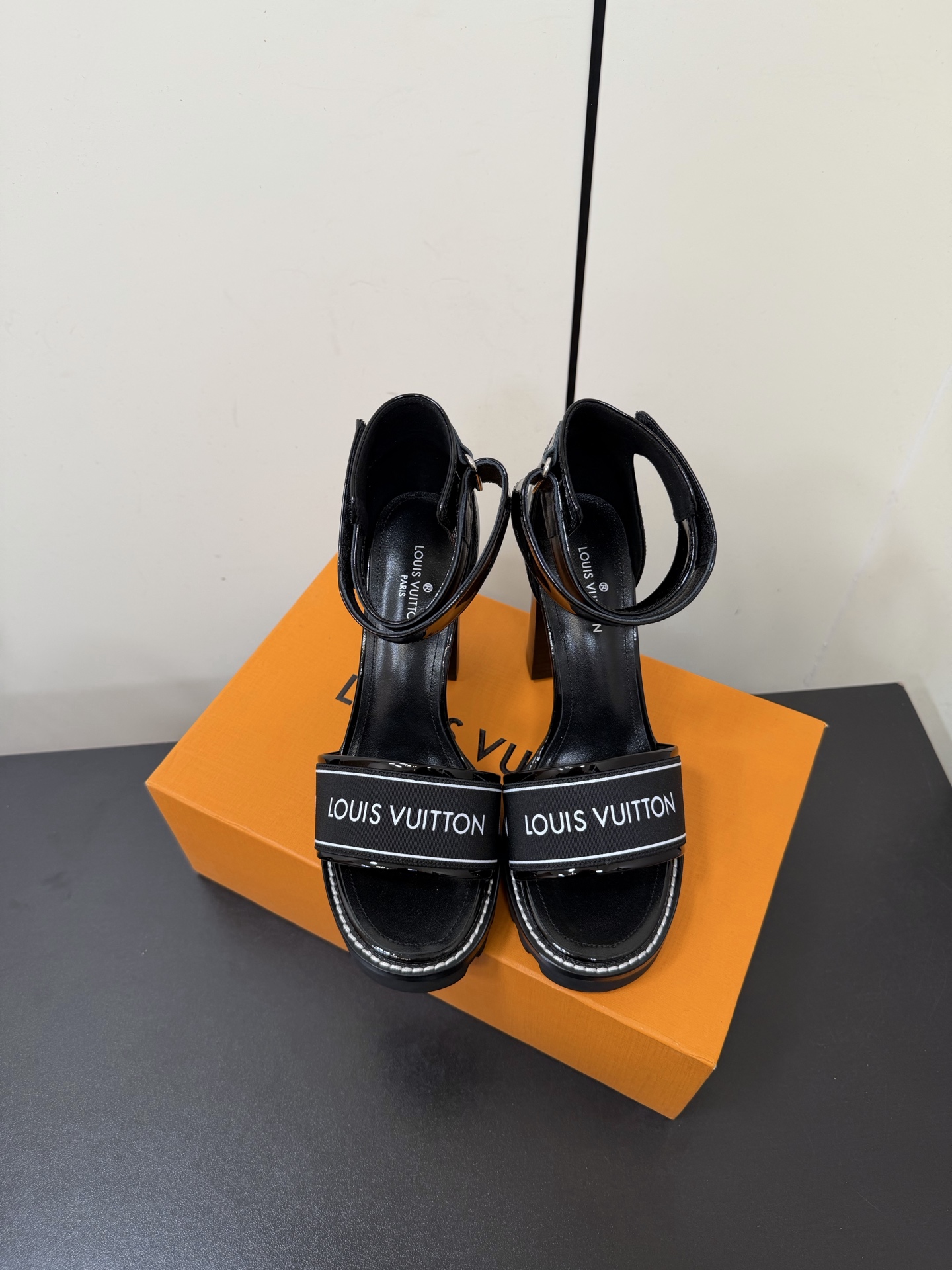 NO:721621,Lv Louis Vuitton's LOUIS VUITTON counter's flagship waterproof platform sandals are too high. High-end customized top quality, continuing the family's classic shoe design, simple and elegant, the waterproof platform's ultra-tall thick heels make it easy for girls to control, and the design lines are smooth, making the shoes exude a sexy sweetheart femininity when worn. Imported cowhide leather uppers, Italian cowhide leather outsole, lining/foot pads, imported sheepskin, heel height 11.5cm, platform 3.5  size35-39 (34.40.41.42.43 customized, non-returnable), high heels sandals, louis vuitton, louis vuitton, louis vuitton, sandals, high heels, cowhide, sheepskin19860909Lv路易威登LOUIS VUITTON专柜主打款防水台恨太高凉鞋 高端定制顶级品质,延续家族经典鞋面设计,简约大气,防水台超高大粗跟让MM轻松驾驭,设计线条流畅,穿上脚都能让鞋子散发性感甜心女人味 鞋面进口牛皮 大底意大利牛皮大底 内里/脚垫进口羊皮 跟高11.5cm 水台3.5 size35-39（34.40.41.42.43订做 不退换）,高跟鞋凉鞋,louis vuitton,louis vuitton,louis vuitton,sandals,high heels,cowhide,sheepskin,Women's Shoes