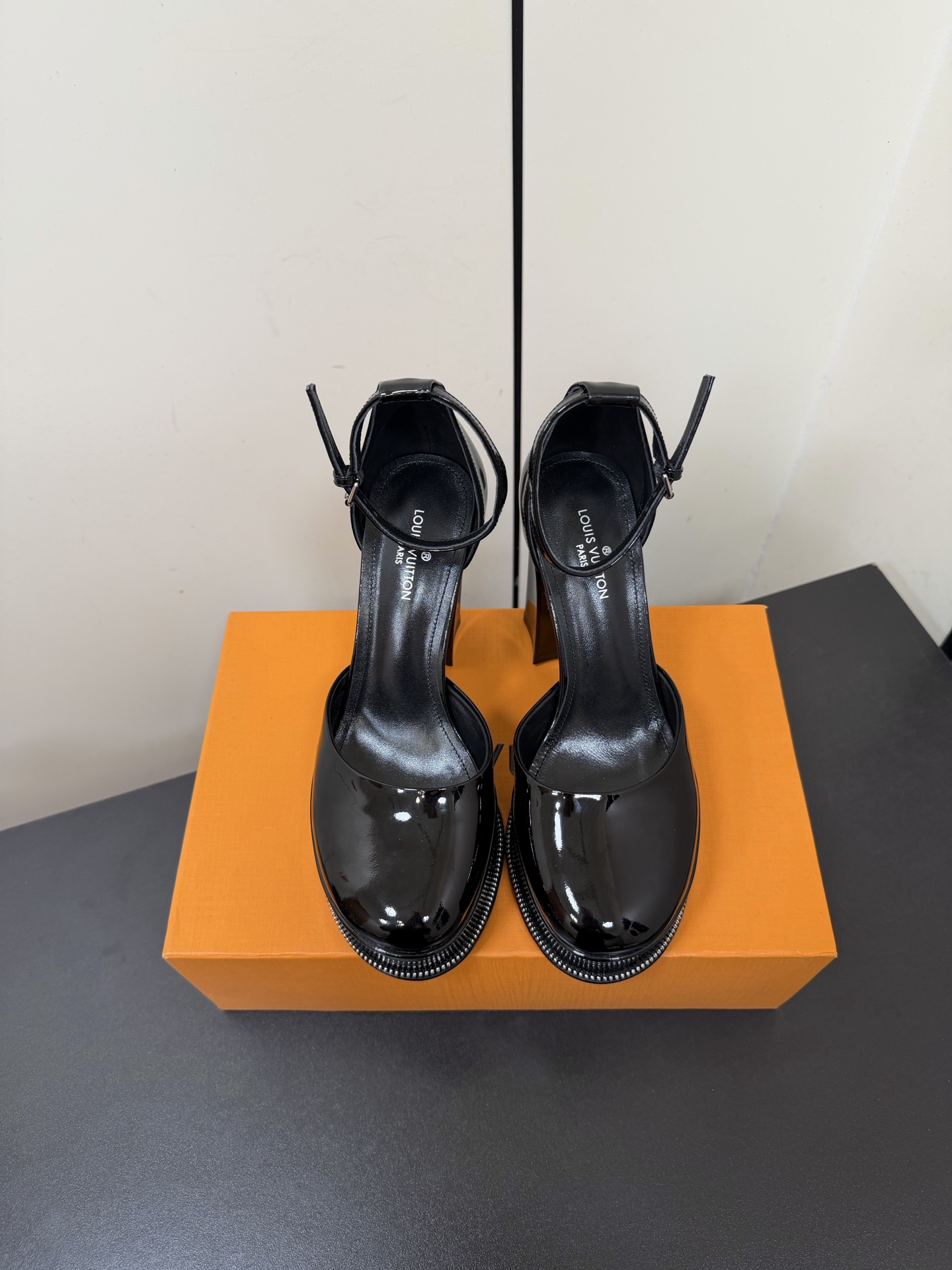 NO:721625,The flagship model of Lv Louis Vuitton LOUIS VUITTON counter is waterproof platform and sky-high toe-toe sandals. High-end custom-made top quality, continuing the family's classic shoe design, simple and elegant, waterproof platform with ultra-tall thick heels for women to easily control. The design lines are smooth, and the shoes exude a sexy sweetheart femininity when worn. The upper is imported cow patent leather/original old flower leather outsole. Italian cowhide outsole. The lining/foot pads are imported sheepskin. The heel height is 11.5cm. The platform is 3.5cm.  size35-39 (34.40.41.42.43 customized, non-returnable), high heels sandals, louis vuitton, louis vuitton, louis vuitton, sandals, high heels, cowhide, sheepskin19860909Lv路易威登LOUIS VUITTON专柜主打款防水台恨天高包头凉鞋 高端定制顶级品质,延续家族经典鞋面设计,简约大气,防水台超高大粗跟让MM轻松驾驭,设计线条流畅,穿上脚都能让鞋子散发性感甜心女人味 鞋面进口牛漆皮/原版老花皮 大底意大利牛皮大底 内里/脚垫进口羊皮 跟高11.5cm 水台3.5 size35-39（34.40.41.42.43订做 不退换）,高跟鞋凉鞋,louis vuitton,louis vuitton,louis vuitton,sandals,high heels,cowhide,sheepskin,Women's Shoes