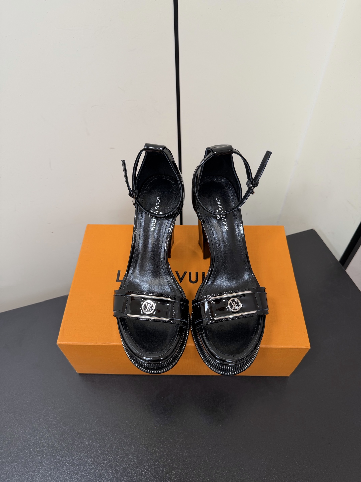 NO:721629,Lv Louis Vuitton's LOUIS VUITTON counter's flagship waterproof platform sandals are high-end sandals. High-end customized top quality, continuing the family's classic shoe design, simple and elegant. The waterproof platform's super tall thick heels make it easy for girls to control. The design lines are smooth and make the shoes exude a sexy sweetheart femininity when worn. The upper is imported cow patent leather/original old flower leather. The outsole is Italian cowhide. The lining/foot pads are imported sheepskin. The heel height is 11.5cm. The platform is 3.5cm.  size35-39 (34.40.41.42.43 customized, non-returnable), high heels sandals, louis vuitton, louis vuitton, louis vuitton, sandals, high heels, cowhide, sheepskin19860909Lv路易威登LOUIS VUITTON专柜主打款防水台恨天高凉鞋 高端定制顶级品质,延续家族经典鞋面设计,简约大气,防水台超高大粗跟让MM轻松驾驭,设计线条流畅,穿上脚都能让鞋子散发性感甜心女人味 鞋面进口牛漆皮/原版老花皮 大底意大利牛皮大底 内里/脚垫进口羊皮 跟高11.5cm 水台3.5 size35-39（34.40.41.42.43订做 不退换）,高跟鞋凉鞋,louis vuitton,louis vuitton,louis vuitton,sandals,high heels,cowhide,sheepskin,Women's Shoes