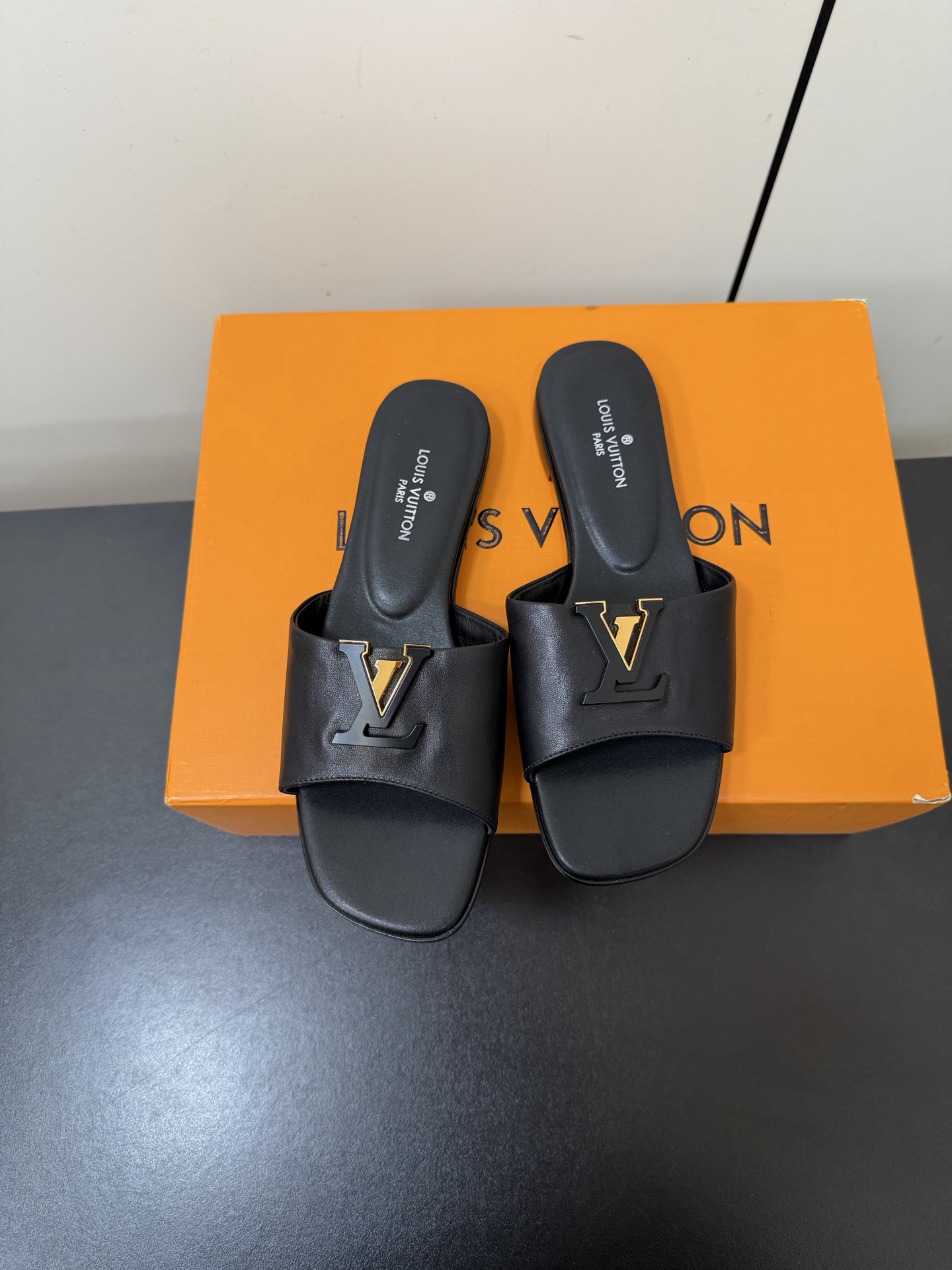 NO:722220,LV Louis Vuitton's 2026 new sandals attract the eye with its inlaid metal buckle. The cowhide fabric is matched with the iconic LV metal buckle, which is elegant and intellectual, showing off the charm of a beautiful lady!  Materials and craftsmanship: The upper is made of first-layer cowhide, cowhide feet, Italian genuine leather outsole, Size35-39 (34.40.41.42, custom-made, non-refundable), slippers, louis vuitton, louis vuitton, louis vuitton, louis vuitton, slippers, cowhide, Leather soles19860909LV路易威登驴家2026新款凉拖鞋 以镶嵌的金属扣吸引眼球,牛皮面料搭配标志性LV金属扣,优雅知性,尽显佳人魅力！ 材质与工艺 鞋面釆用头层牛皮 牛皮垫脚 意大利真皮大底 Size35-39（34.40.41.42订做不退换）,拖鞋,louis vuitton,louis vuitton,louis vuitton,louis vuitton,slippers,cowhide,Leather soles,Women's Shoes