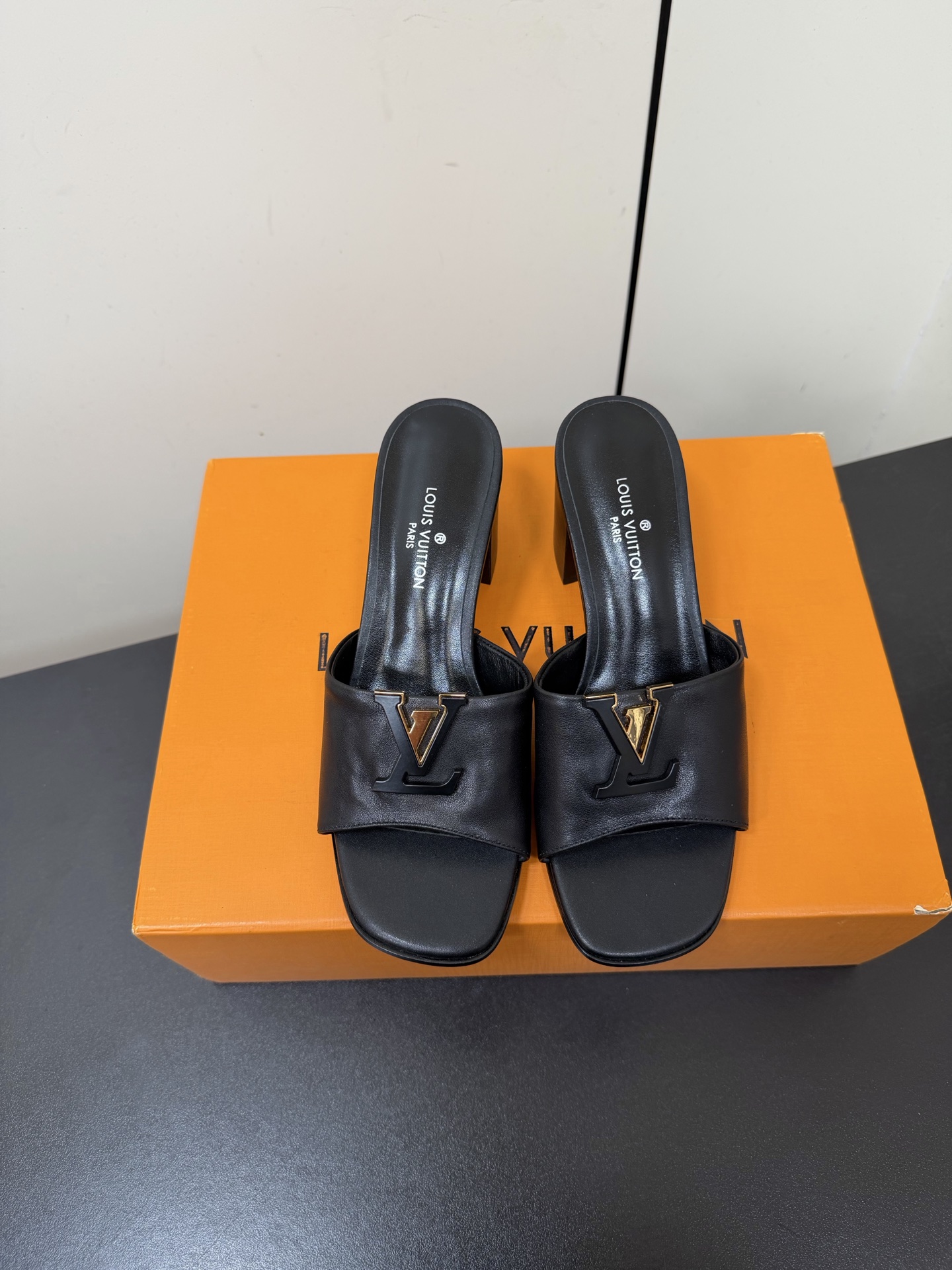 NO:722226,LV Louis Vuitton's 2026 new sandals attract the eye with its inlaid metal buckle. The cowhide fabric is matched with the iconic LV metal buckle, which is elegant and intellectual, showing off the charm of a beautiful lady!  Materials and craftsmanship: The upper is made of first-layer cowhide, cowhide feet, Italian genuine leather outsole, heel height 5.5cm, Size35-39 (34.40.41.42, custom-made, non-refundable), slippers, louis vuitton, louis vuitton, louis vuitton, louis vuitton, slippers, cowhide, Leather soles19860909LV路易威登驴家2026新款凉拖鞋 以镶嵌的金属扣吸引眼球,牛皮面料搭配标志性LV金属扣,优雅知性,尽显佳人魅力！ 材质与工艺 鞋面釆用头层牛皮 牛皮垫脚 意大利真皮大底 跟高5.5cm Size35-39（34.40.41.42订做不退换）,拖鞋,louis vuitton,louis vuitton,louis vuitton,louis vuitton,slippers,cowhide,Leather soles,Women's Shoes