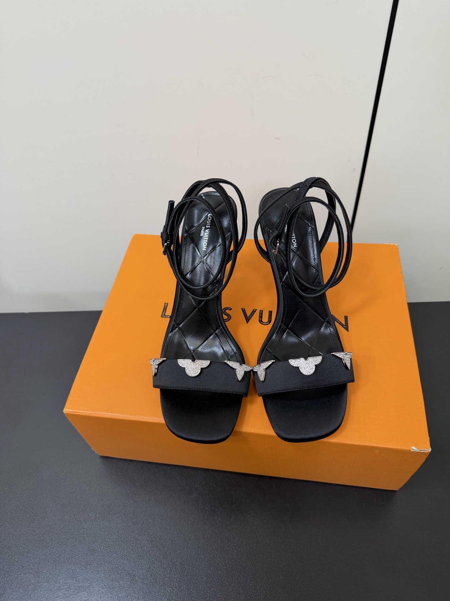 NO:722214,Louis Vuitton official website early spring series!  Perfect last, the official website of high-heeled sandals is updated simultaneously, LV hardware 'logo' is embellished, the upper petal buckle craftsmanship, full of details, the visual feast can hardly conceal the elegant temperament of LV, comfortable and easy to wear, full of femininity. The new original reverse mold last, the ultimate 1:1 shape, exquisite workmanship, imported high-end fabrics show exquisite texture!  Fabric imported silk, lining of high-quality soft sheepskin, foot pads imported goatskin, Italian genuine leather outsole 9.5cm heel height, size 35-39 (34.40.41.42 customized, non-returnable and non-exchangeable), high heels and sandals, louis vuitton, louis vuitton, sandals, high heels, sheepskin, real silk, Leather soles19860909Louis Vuitton 官网早春系列！完美楦型、 高跟凉鞋官网同步更新 Lv五金 “logo”饰以点缀,鞋面花瓣扣工艺、细节感拉满、效果视觉盛宴难以掩饰lv的优雅气质刚刚好、上脚舒适好穿、女人味十足. 新原版倒模楦型,极致1:1形体,做工精致、进口高端面料呈现出精致质感！ 面料进口真丝 内里优质柔软羊皮里、 垫脚进口山羊皮、 意大利真皮大底 9.5cm跟高 码数35-39（34.40.41.42定制不退不换）,高跟鞋凉鞋,louis vuitton,louis vuitton,sandals,high heels,sheepskin,real silk,Leather soles,Women's Shoes