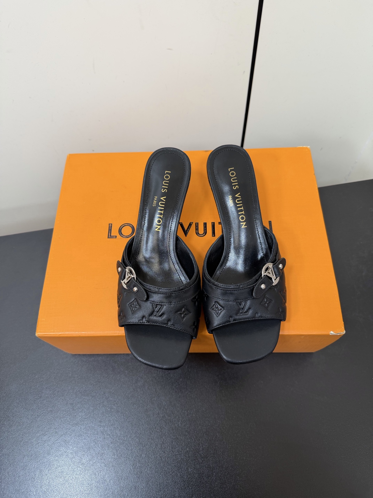 NO:722209,LV official website early spring series·5.5cm mid-heel cowhide printed slippers. Original Italian leather sole. Delicate and high-end touch. Classic logo hardware embellishment. Details like works of art. New original last shape. The upper foot is slim and elongated. The electric embroidery process is delicate and gentle. Every step is elegant. Just the right heel. Walking like walking on clouds. Femininity quietly blooms on the toes. 'Real luxury is the coexistence of comfort and beauty.' Fabric imported cowhide printing. Lining: high quality soft sheepskin lining.  Feet imported goatskin, sole: Italian genuine leather outsole Heel: 5.5 lacquered heel Size 35-39 (34.40.41.42 customized, non-refundable and non-exchangeable), high heels and slippers, louis vuitton, high heels, slippers, cowhide, sheepskin, Leather soles19860909LV官网早春系列·5.5cm中跟牛皮印花拖鞋 意大利原厂真皮底 触感细腻高级 经典Logo五金点缀 细节如艺术品 全新原版楦型 上脚即显纤长 电绣工艺细腻温柔 每一步都优雅 恰到好处的跟高 走路如履云端 女人味在足尖悄然绽放 “真正的奢侈 是舒适与美并存” 面料进口牛皮印花 内里:优质柔软羊皮里、 垫脚进口山羊皮、 鞋底:意大利真皮大底 鞋跟:5.5烤漆跟 码数35-39（34.40.41.42定制不退不换）,高跟鞋拖鞋,louis vuitton,high heels,slippers,cowhide,sheepskin,Leather soles,Women's Shoes