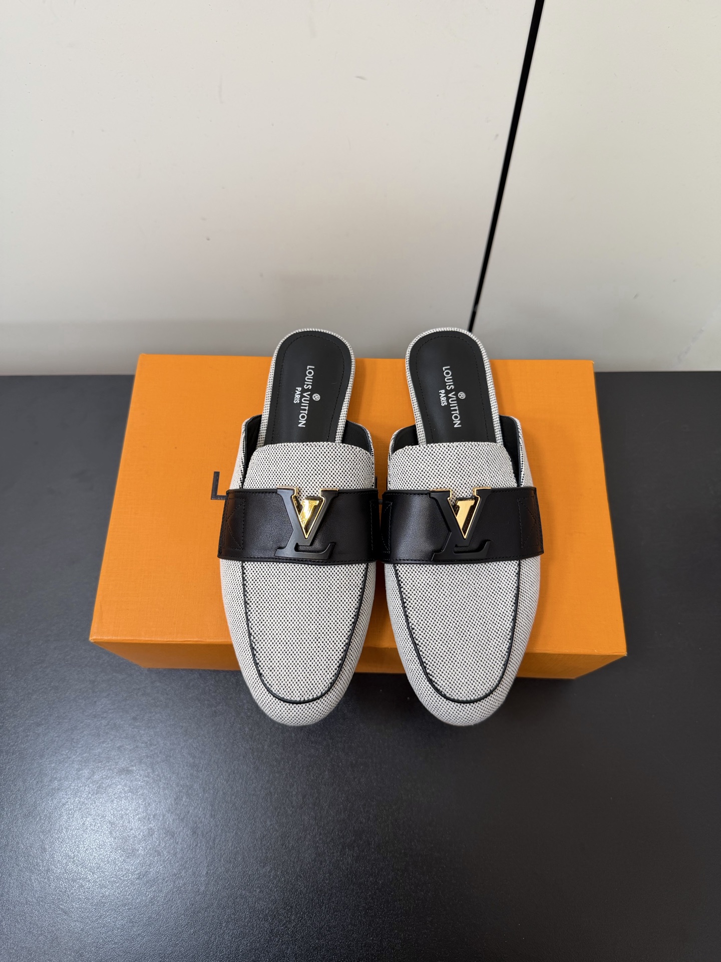 NO:722189,LV2026 early autumn new style counter features the latest metal buckle flat loafers and semi-drag hard goods. New purchasing agent level!  Full of high-end feel!  A popular model among bloggers at home and abroad, it is retro, fashionable and looks great on your feet!  The official website's main recommendation is denim upper, sheepskin lining, outsole, original Italian outsole, shoe size: 35-39 (34.40.41.42 customized, non-returnable), loafers and half-slippers, louis vuitton, loafers, sheepskin19860909LV2026早秋新款专柜主打最新款金属扣平底乐福鞋半拖硬货上新 代购级别！高级感十足！国内外博主刷爆的一款,复古又时髦上脚美炸了！官网主推款 鞋面牛仔布 内里羊皮 大底原版意大利大底 鞋码: 35-39（34.40.41.42定制不退换）,乐福鞋半拖,louis vuitton,loafers,sheepskin,Women's Shoes