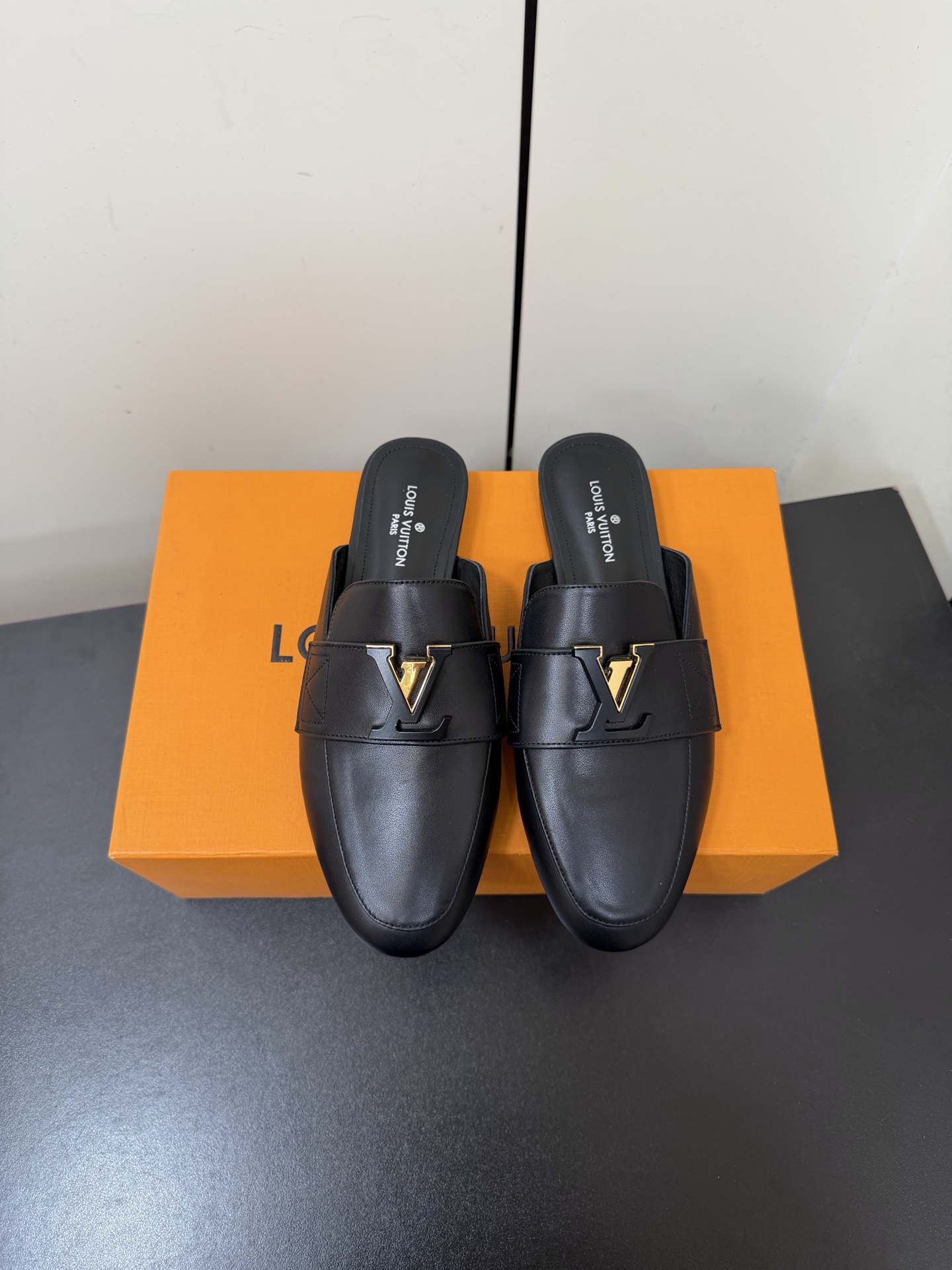 NO:722194,LV2026 early autumn new style counter features the latest metal buckle flat loafers and semi-drag hard goods. New purchasing agent level!  Full of high-end feel!  A popular model among bloggers at home and abroad, it is retro, fashionable and looks great on your feet!  The official website's main recommendation is imported cowhide leather upper/original presbyopia, sheepskin lining, original Italian outsole, shoe size: 35-39 (34.40.41.42 customized, non-returnable), loafers and half-slippers, louis vuitton, loafers, cowhide, sheepskin19860909LV2026早秋新款专柜主打最新款金属扣平底乐福鞋半拖硬货上新 代购级别！高级感十足！国内外博主刷爆的一款,复古又时髦上脚美炸了！官网主推款 鞋面进口牛皮/原版老花 内里羊皮 大底原版意大利大底 鞋码: 35-39（34.40.41.42定制不退换）,乐福鞋半拖,louis vuitton,loafers,cowhide,sheepskin,Women's Shoes