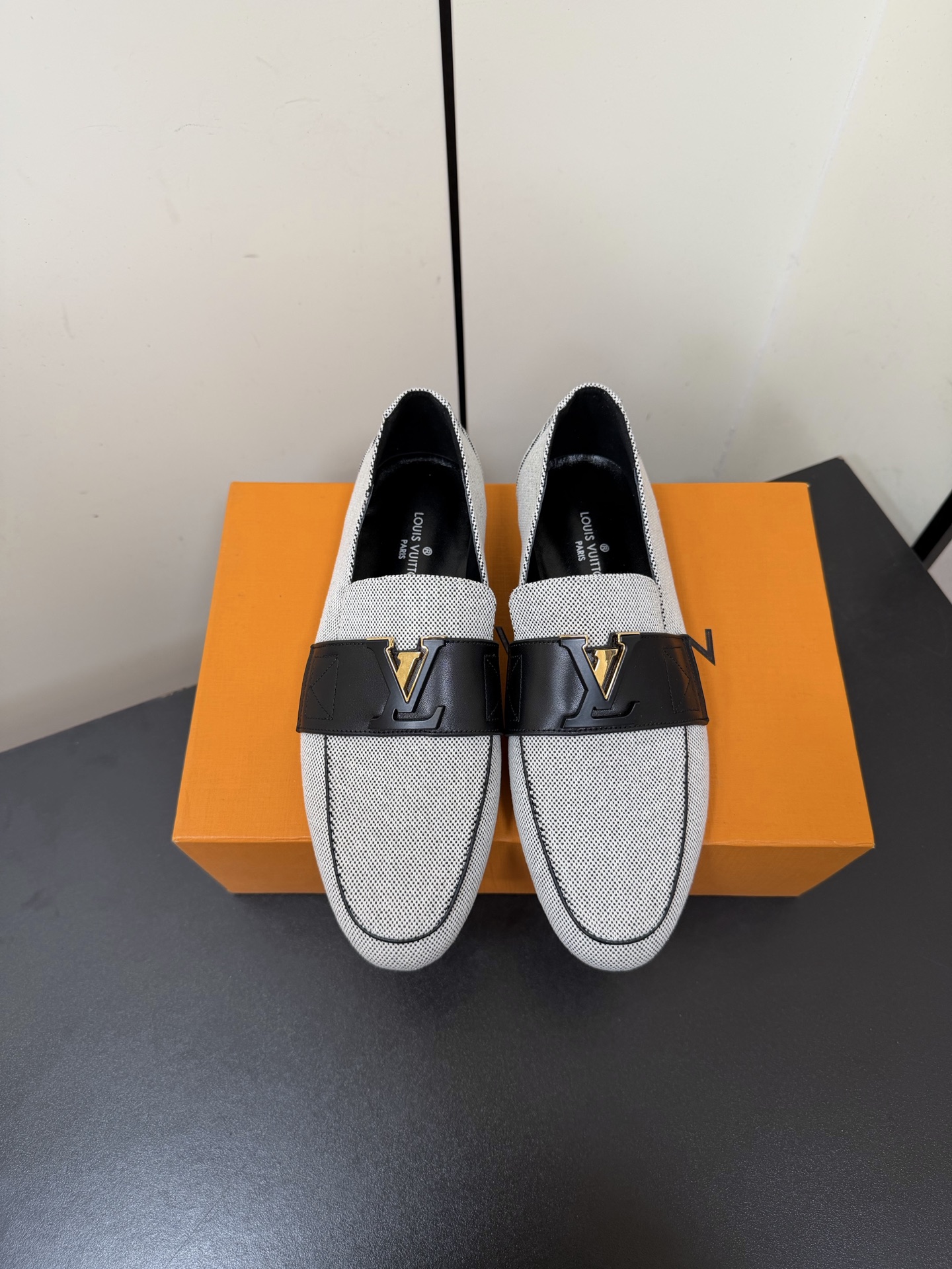 NO:722199,LV2026 early autumn new style counter features the latest metal buckle flat loafers, new hard goods, purchasing agency level!  Full of high-end feel!  A popular model among bloggers at home and abroad, it is retro, fashionable and looks great on your feet!  The official website's main recommendation is denim upper, sheepskin lining, outsole, original Italian outsole, shoe size: 35-39 (34.40.41.42 customized, non-returnable), loafers and half-slippers, louis vuitton, loafers, sheepskin19860909LV2026早秋新款专柜主打最新款金属扣平底乐福鞋 硬货上新 代购级别！高级感十足！国内外博主刷爆的一款,复古又时髦上脚美炸了！官网主推款 鞋面牛仔布 内里羊皮 大底原版意大利大底 鞋码: 35-39（34.40.41.42定制不退换）,乐福鞋半拖,louis vuitton,loafers,sheepskin,Women's Shoes