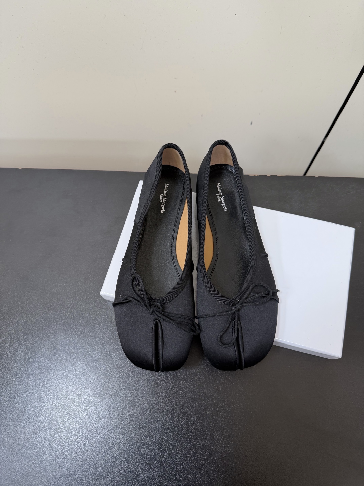 NO:722184,Maison Margiela MM6 classic split-toe shoes. A famous Belgian designer who once served as the creative director of Hermès. Although he is low-key to extinction, it is still difficult to resist his rise in fame in the global fashion design industry. A must-have item for fashionistas. The Tabi is the most elegant flat ballet shoe. The upper is imported cowhide/silk cloth. The lining is sheepskin. The outsole is imported from Italy. The outsole is genuine leather.  size35-36-37-38-39-(40 41. Customization is non-refundable), split-toe shoes, hermes, hermes, masion margiela, cowhide, sheepskin, real silk, Leather soles19860909Maison Margiela MM6玛吉拉经典分趾鞋 比利时著名设计师,曾担任爱马仕 (Hermès) 的创意总监 虽然低调到绝迹 却仍然难以抵挡他在全球时装设计界的名声鹊起 时尚达人穿搭必备单品 Tabi中是最优雅的一款平底芭蕾鞋 鞋面进口牛皮/真丝布 内里垫脚羊皮 大底意大利进口真皮大底 size35-36-37-38-39-(40 41.定制不退换),分趾鞋,hermes,hermes,masion margiela,cowhide,sheepskin,real silk,Leather soles,Women's Shoes