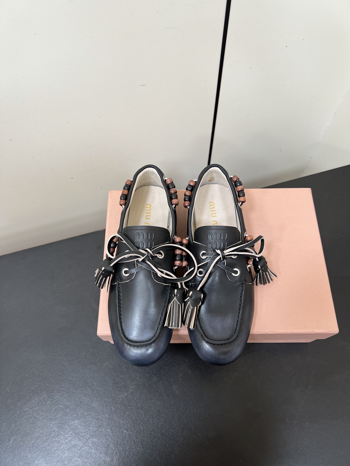 NO:722203,MiuMiu 26FW deck shoes Miu Miu's new deck shoes are also very design-friendly, full of autumn and winter atmosphere, comfortable and fashionable, new autumn and winter suede slip-ons, playful lace-up tassels, retro dry different colors, and brushed lining design to enhance the wearing experience. The fabric is polished cowhide, and the lining is double-sided velvet. Outsole Rubber outsole  Size35-41 (40.41 customized, non-refundable), half slippers, miumiu, cowhide, chamois leather19860909MiuMiu 26FW deck shoes船鞋 miumiu家新款deck shoes也太有设计感了吧,秋冬氛围感拉满,舒适又时尚,秋冬新款麂皮一脚蹬,俏皮的系带流苏,复古的干异色系,内里磨毛的设计让穿着体验度更加高涨 面料擦色牛皮 内里双面绒 大底橡胶大底 Size35-41（40.41定制不退换）,半拖单鞋,miumiu,cowhide,chamois leather,Women's Shoes