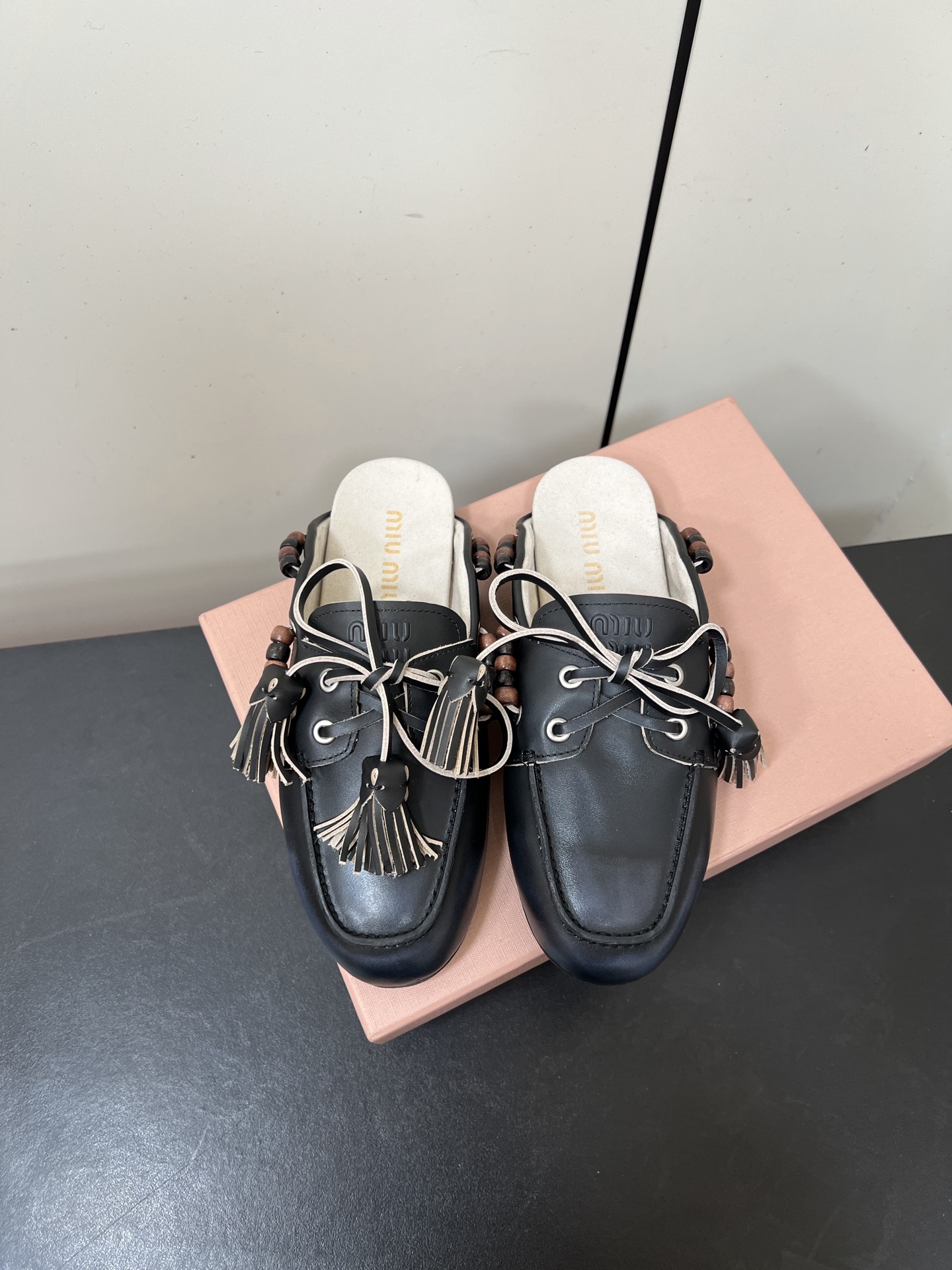 NO:722208,MiuMiu 26FW deck shoes semi-tug shoes. Miumiu's new deck shoes are also very design-friendly. They are full of autumn and winter atmosphere, comfortable and fashionable. New suede slip-ons for autumn and winter, playful lace-up tassels, retro dry different colors, and brushed lining design make the wearing experience even higher. The fabric is polished cowhide, and the lining is double-sided velvet. Outsole Rubber outsole  Size35-41 (40.41 customized, non-refundable), half slippers, miumiu, cowhide, chamois leather19860909MiuMiu 26FW deck shoes半拖船鞋 miumiu家新款deck shoes也太有设计感了吧,秋冬氛围感拉满,舒适又时尚,秋冬新款麂皮一脚蹬,俏皮的系带流苏,复古的干异色系,内里磨毛的设计让穿着体验度更加高涨 面料擦色牛皮 内里双面绒 大底橡胶大底 Size35-41（40.41定制不退换）,半拖单鞋,miumiu,cowhide,chamois leather,Women's Shoes