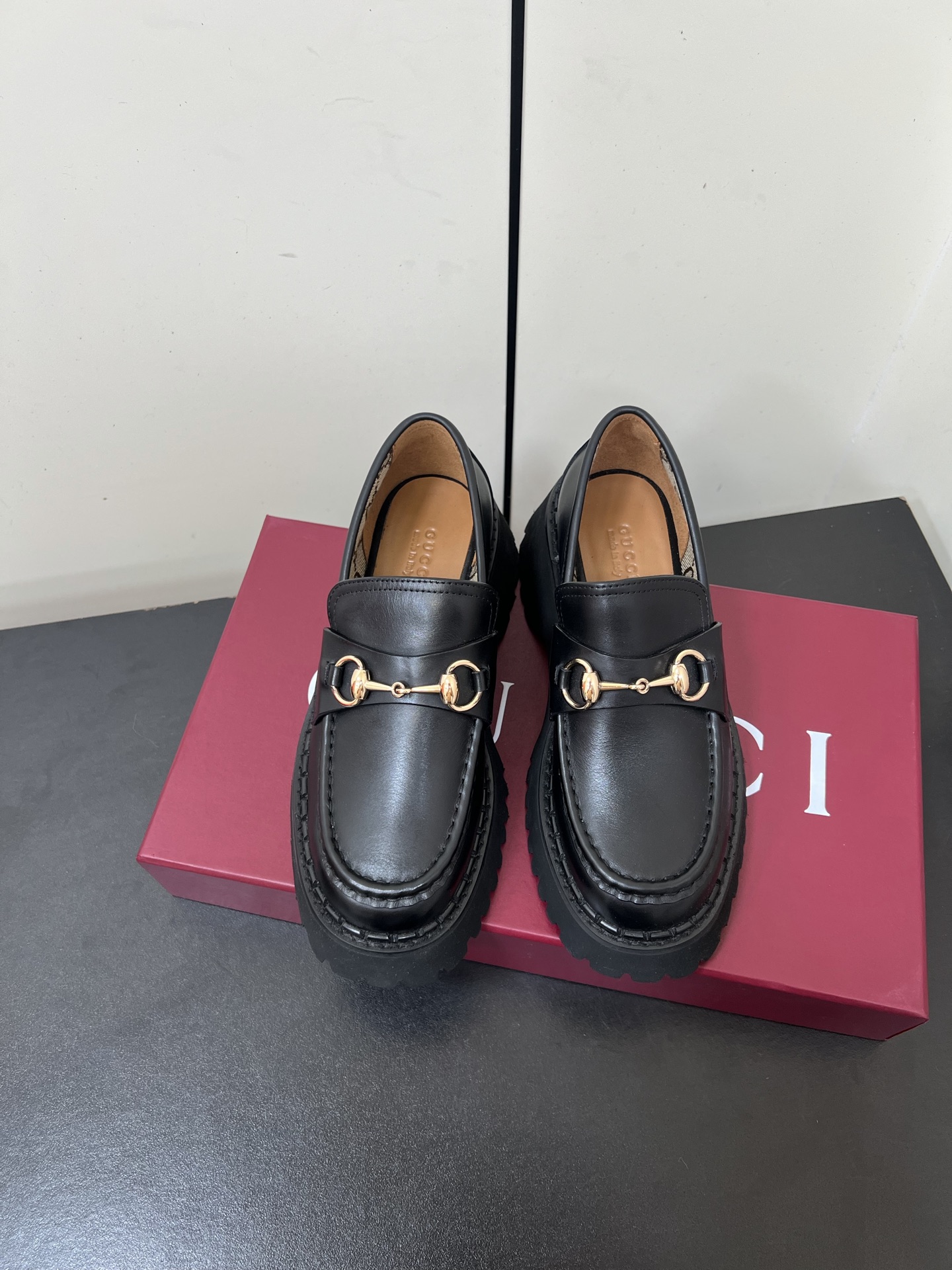 NO:722198,Gucci's latest hot FW26 horsebit thick-soled loafers founded the brand in 19. His initials are used in different expressions throughout each series to pay tribute to this precious gift. This black loafer uses distressed interlocking double G accessories to vividly interpret this theme.  ·The new favorite loafers after Little Bee loafers, retro college style, with skirts, trousers, shorts + tube socks, wide leg pants, jeans, retro and modern, what style is it suitable for. Fabric: cow suede/cowhide, lining cowhide + presbyopic cloth, foam outsole  Size 35-40 (40 customized, non-refundable), loafers, gucci, loafers, skirts, shorts, jeans, cowhide19860909Gucci最新火爆FW26马衔扣厚底乐福鞋 于19创立品牌.他的姓名首字母通过不同表现手法贯穿各个系列,以此致敬这份宝贵的馈赠.这款黑色乐福鞋运用做旧的调互扣式双G配件生动诠释这一主题. ·继小蜜蜂乐福鞋后的乐福鞋新宠儿,复古学院风,配裙子,配西裤,配短裤+筒袜,配阔腿裤,配牛仔裤,复古又摩登,什么风格是它配得上. 面料牛反绒/牛皮 内里牛皮+老花布 大底发泡大底 码数35-40（40定制不退换）,乐福鞋,gucci,loafers,skirts,shorts,jeans,cowhide,Women's Shoes