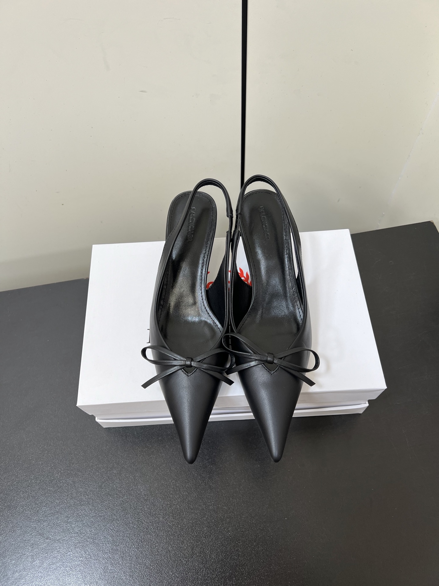 NO:721714,Balenciaga's classic kitten heel back sandals play an important role in Balenciaga's spring and summer series. They successfully add a touch of bright style to every outfit!  The fabric is made of silk fabric and cowhide. The exaggerated pointed shoe body is decorated with a pretty bow. Its soft and elegant design is balanced with casual items!  Black mixed sheepskin lining. Original A-grade Italian high-gloss genuine leather combination outsole. 4cm bag fabric kitten heel, size 35-41 (40.41 customized, non-refundable), high heels and sandals, balenciaga, balenciaga, sandals, high heels, cowhide, sheepskin, real silk19860909巴黎世家 经典款小猫跟后空凉鞋 Balenciaga春夏系列中扮演着重要的角色.成功为每款装束增添一抹亮丽风情！ 面料采用真丝绸面料.牛皮. 夸张的尖头鞋身缀有俏丽的蝴蝶结.以休闲单品平衡其柔美典雅的设计！ 黑色混种羊皮内里.原版A级意大利高光真皮组合大底.4cm包面料小猫跟 码数35-41（40.41定制不退换）,高跟鞋凉鞋,balenciaga,balenciaga,sandals,high heels,cowhide,sheepskin,real silk,Women's Shoes