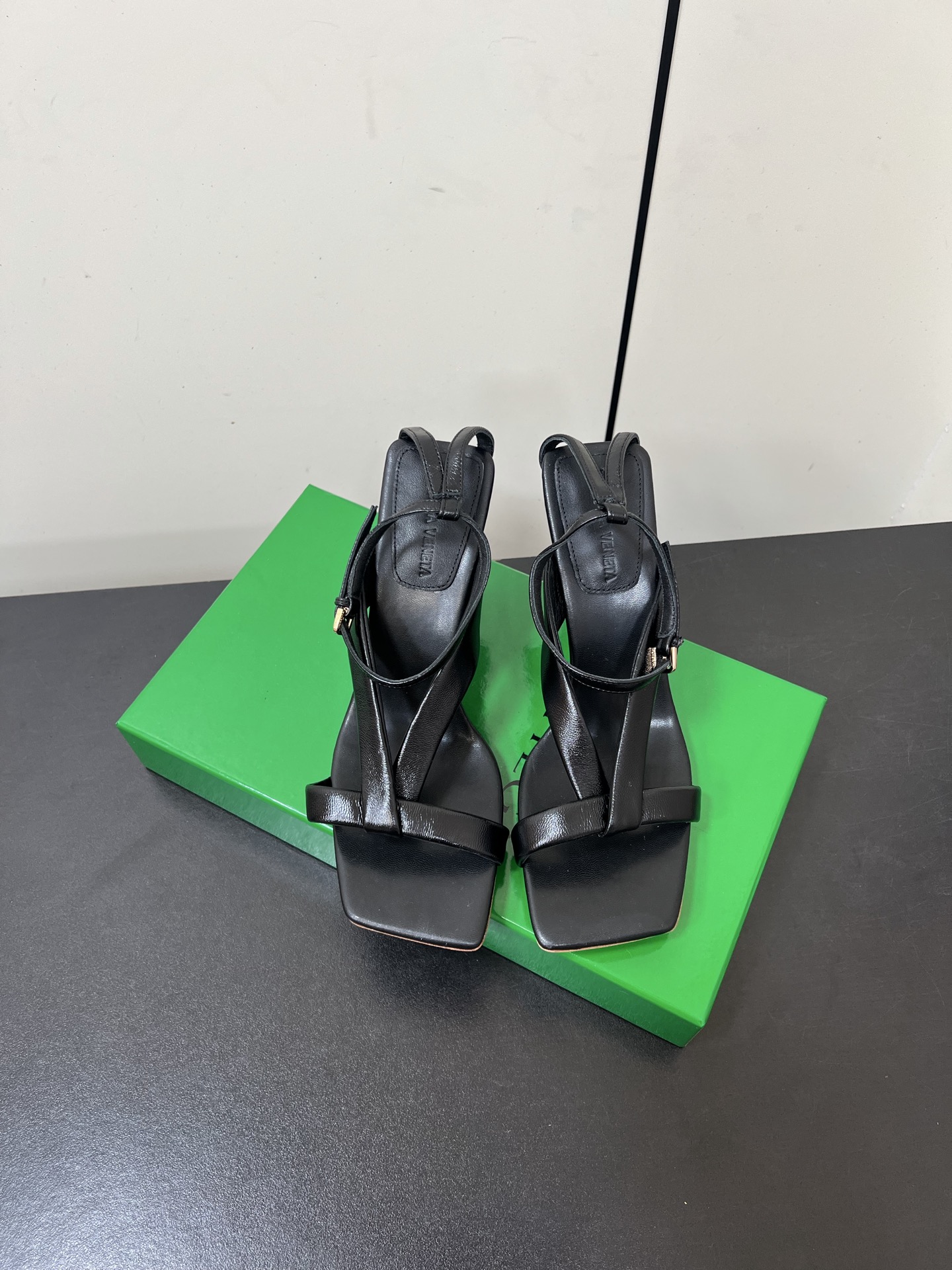 NO:721705,Bottega Veneta 26ss new square toe high-heeled sandals. The classic sandal structure of one-line strap + thin ankle strap, combined with the neat square toe cut, continues BV’s iconic minimalist aesthetics, which not only shows high-end but also elongates the leg line. The high-heeled shape has both support and visual tension, which is BV’s iconic “architectural” shoe design in recent years. There is no conspicuous logo, but a sense of high-end is conveyed through material, tailoring and craftsmanship. Upper sheepskin lining sheepskin  Outsole Genuine leather outsole size 35-43 (40.41.42.43 size customization is non-returnable) Heel height 9cm, high-heeled sandals, bottega veneta, bottega veneta, sandals, high heels, sheepskin, Leather soles19860909Bottega Veneta 26ss新款方头高跟凉鞋 一字带+细踝带的经典凉鞋结构,配合利落的方头剪裁,延续了BV标志性的极简美学,既显高级又能拉长腿部线条.高跟造型兼具支撑力与视觉张力,是BV近年标志性的“建筑感”鞋履设计. 没有显眼的Logo,而是通过材质、剪裁和工艺传递高级感. 鞋面羊皮 内里羊皮 大底真皮大底 size35-43（40.41.42.43码定制不退换） 跟高9cm,高跟鞋凉鞋,bottega veneta,bottega veneta,sandals,high heels,sheepskin,Leather soles,Women's Shoes