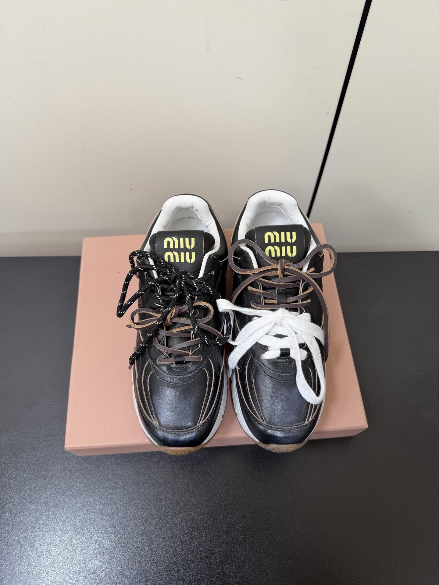 NO:721700,miumiu 26ss new spring and summer thick-soled sports and casual shoes, heightening dad shoes, mesh polished cowhide running shoes, simple shape, ultra-light original molded soles, perfect foot feel, easy to wear and match, 5cm height increase Size: #35-41 (40.41 custom-made, non-refundable), casual shoes/sports shoes, miumiu, sneakers, cowhide19860909miumiu 26ss 春夏新款 厚底 运动休闲鞋 增高老爹鞋网面擦色牛皮跑步鞋 简约造型,超轻原版开模鞋底,脚感妥妥满分 好穿好搭,增高5cm Size: #35-41 (40.41定做不退换）,休闲鞋/运动鞋,miumiu,sneakers,cowhide,Women's Shoes
