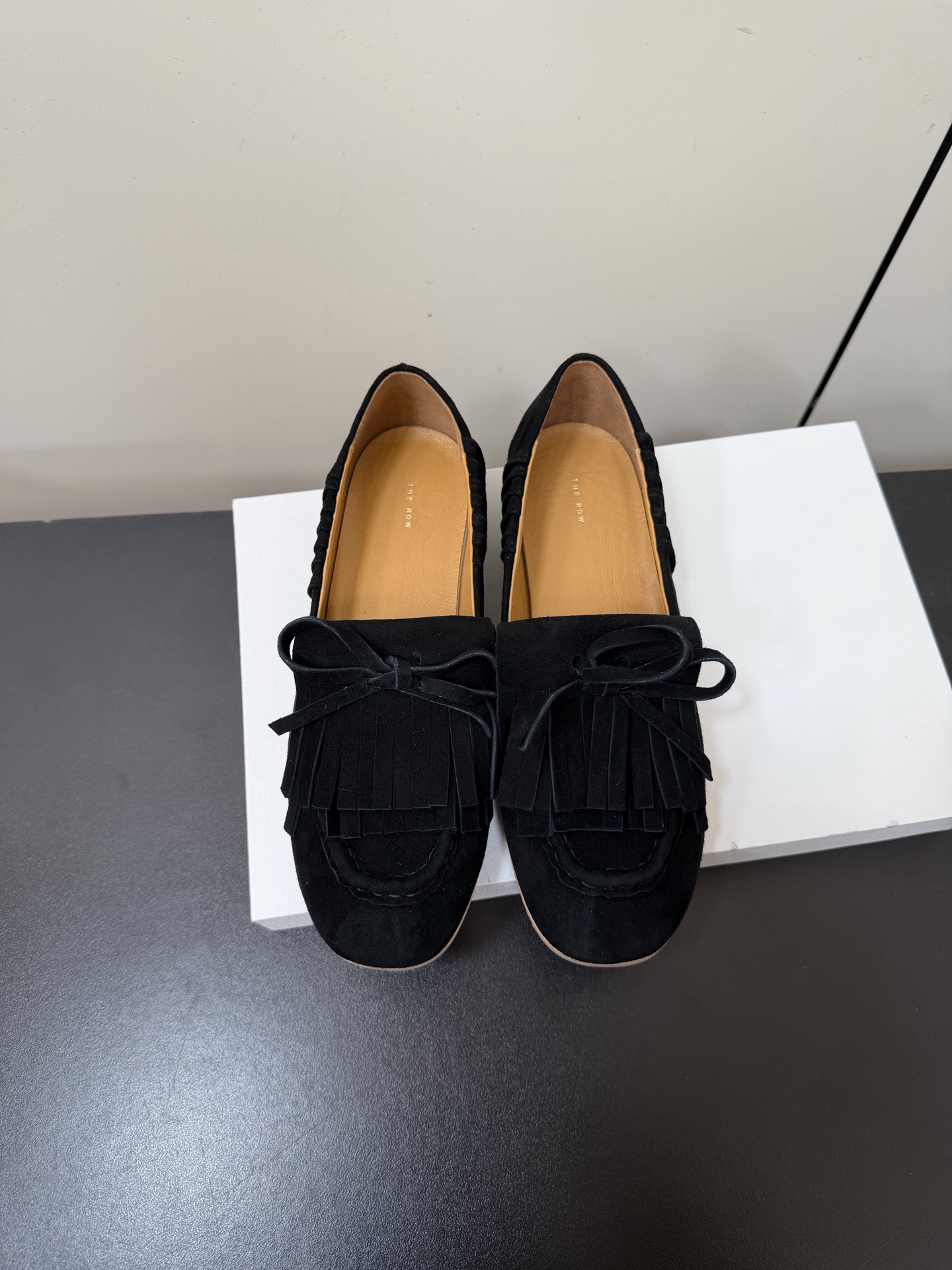 NO:721695,Therow niche trendy brand 26ss spring and summer new style, flat round toe, tassels, loafers, Mary Jane shoes, the upper design is sweet and majestic, good-looking and not monotonous, with a bit of retro sweet style, it looks good with any combination!  It’s very flattering and the main shoe is also very, very soft. You can wear it regardless of your foot shape, whether you’re fat or thin. It’s easy to wear!  The upper is made of original imported cow suede, the lining is sheepskin, and the sole is original customized rubber outsole. The size is 35-39 (40. Customized, non-refundable), loafers, loafers, mary jane, sheepskin.19860909Therow 小众潮牌 26ss春夏新款 平底圆头 流苏 乐福鞋 玛丽珍单鞋 鞋面设计甜美又显大气,好看也不单调带点复古甜美风随意搭配都好看！ 很包脚实在太好看了,主要鞋子也是非常非常柔软,不管胖瘦脚型都能穿它,好穿再好穿！ 鞋面采用原版进口牛反绒 内里垫脚羊皮 鞋底原版定制橡胶大底 码数35-39（40.定做不退换）,乐福鞋,loafers,mary jane,sheepskin,Women's Shoes