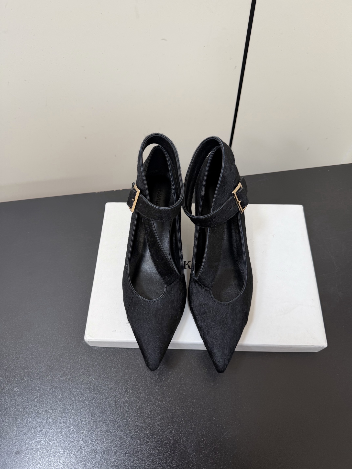 NO:721685,Khaite 26ss pointed toe wrapped strap pointed toe shoes adopt a pointed toe shape, which visually lengthens the leg line, giving it a sense of sophistication and aura; paired with a Mary Jane strap + metal buckle design, it is retro and can fix the feet, improving wearing stability;  The shoe shape is shallow and low-heeled, taking into account both beauty and comfort for daily wear. The upper is made of horse hair, which is soft to the touch and has a natural texture. The horse hair of the leopard print model also highlights the wild details; the metal buckle accessories are exquisitely made, enhancing the overall texture and high-end sense. Horse hair upper, sheepskin lining, Italian leather outsole, increased by 5cm, size 35-41 (customized sizes 40 and 41 are not returnable), high-heeled shoes, mary  jane,high heels,sheepskin,leather soles19860909Khaite 26ss尖头缠绕带尖头单鞋 采用尖头造型,视觉上拉长腿部线条,兼具精致感与气场；搭配玛丽珍一字带+金属扣设计,复古又能固定脚部,提升穿着稳定性； 鞋型为浅口低跟款,兼顾美观与日常穿着的舒适度.鞋面使用马毛材质,触感柔软且带有自然的纹理质感,豹纹款的马毛还凸显了野性细节；金属扣配件做工精致,提升了整体的质感与高级感. 鞋面马毛 内里羊皮 大底意大利真皮大底 增高5cm size35-41码（40、41码定制不退换）,高跟鞋单鞋,mary jane,high heels,sheepskin,Leather soles,Women's Shoes