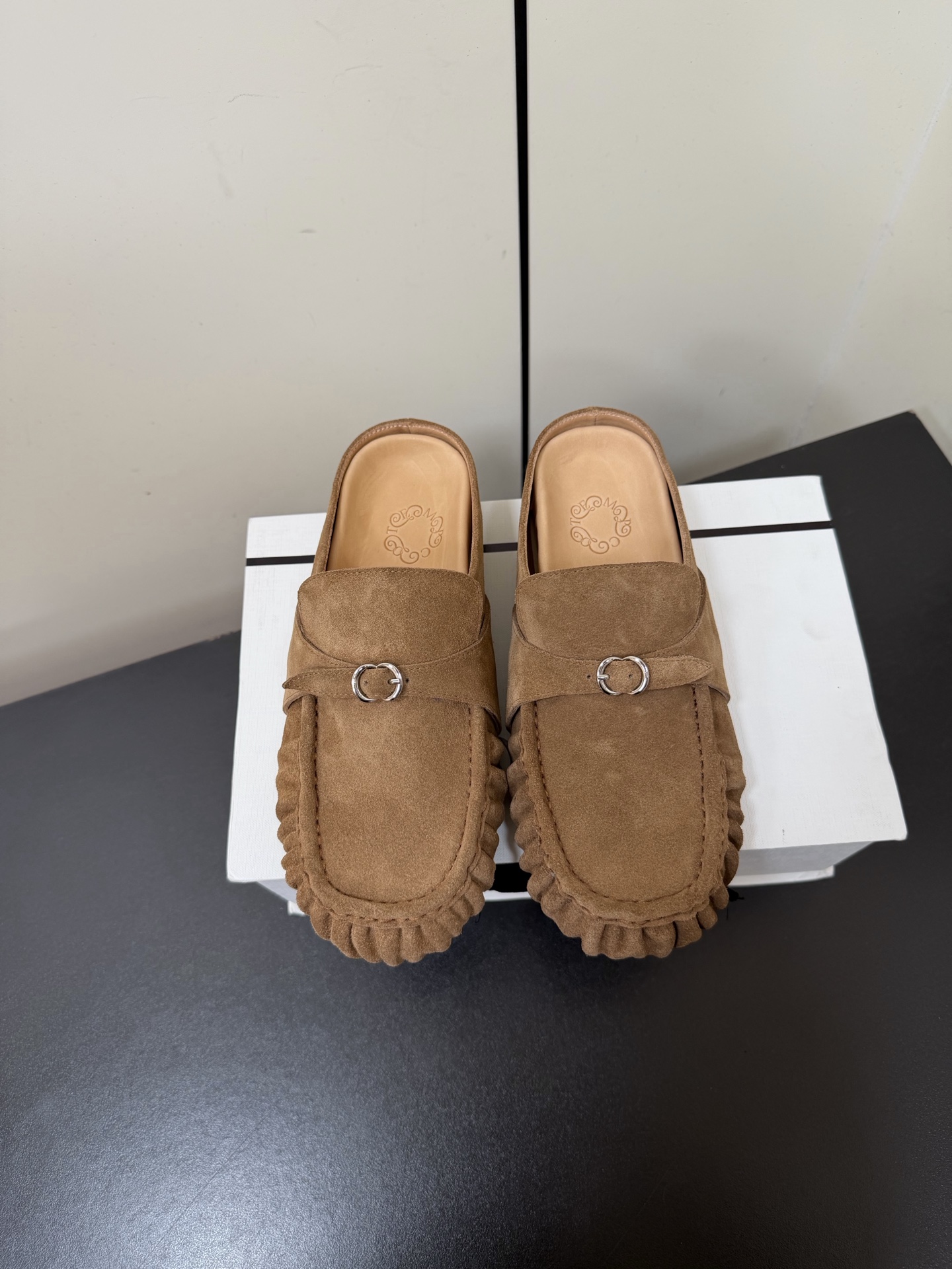 NO:721674,Cotemp 2056 new flat-soled pleated Mule half-flop Birkenstock shoes are a combination of Muller half-flop + beanie shoes. They are easy to put on and take off with one foot, and are both casual and fashionable. The toe is an improved narrow round toe, and the design of narrowing the shoe body is more sophisticated and more tolerant to the shape of the foot. The shoe body is embellished with silver metal buckles, which is simple and adds exquisite details. It has both a retro feel and a sense of design.  The soles are also engraved with the brand LOGO, and are full of details. There is no adaptation period for a comfortable foot feel, the soles are soft and elastic, and have good shock absorption effects when walking; the flat-soled design takes into account both daily commuting and leisure scenes, is highly matchable, and can be adapted to a variety of styles. Size #35-41 (40.41 size customization is non-returnable), half drag19860909Cotemp 2056新款平底褶皱穆勒半拖勃肯鞋 采用穆勒半拖+豆豆鞋的结合款型,一脚蹬穿脱便捷,兼具休闲与时尚感；鞋头为改良后的细窄圆头,收窄鞋身的设计更显精巧,对脚型的包容度也更高；鞋身点缀银色金属扣,简约又添精致细节,复古感与设计感兼具 鞋底还刻有品牌LOGO,细节拉满.无适应期的舒适脚感,鞋底软弹,行走时减震效果好；平底设计兼顾日常通勤与休闲场景,搭配性强,可适配多种穿搭风格. size#35-41码（40.41码定制不退换）,半拖,Women's Shoes