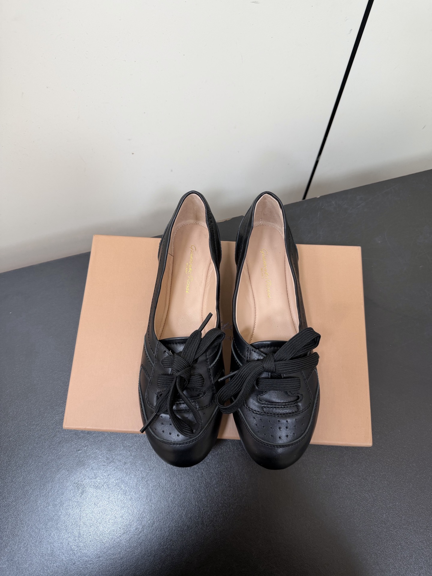 NO:721668,GIANVITO ROSSI 26/ Vault Lace-up Ballet Shoes Casual Shoes Gianvito Rossi's lace-up ballet shoes are simple, elegant and a bit retro. The toe is brogue-engraved, with perfect details. The shallow mouth design shows the shape of the foot. It can be easily used for daily commuting or leisure. The flat bottom is super comfortable, and you will not be tired after walking for a long time. It is versatile and easy to match. It can be matched with skirts and trousers, and you can easily switch between multiple styles!  Size: #35-39 (40.41. Customized), ballet shoes, skirts19860909GIANVITO ROSSI 26/ Vault 系带芭蕾鞋休闲单鞋 Gianvito Rossi这款系带芭蕾舞鞋,简约优雅又带点复古感.鞋头布洛克雕花,细节满分,浅口设计超显脚型,日常通勤或休闲都能轻松驾驭 平底超舒适,长时间走路也不累,百搭不挑人,裙装裤装都能搭,轻松切换多种风格！ Size : #35-39 (40.41.订做）,芭蕾舞鞋,skirts,Women's Shoes