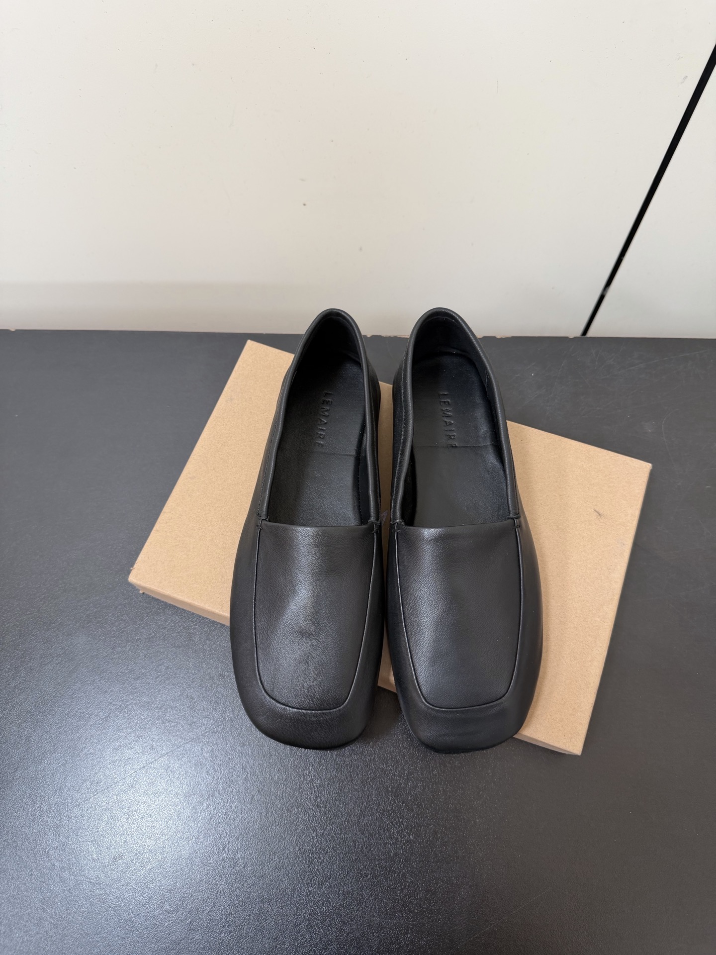 NO:721679,Lemaire 2026 spring and summer new style flat-soled slip-on loafers for women Lemaire black loafers, minimalist design + high-quality leather, delicate texture and durable!  Square toe + slip-on, super easy to put on and take off, OK for daily commuting. The soles are light, so you won’t feel tired after walking for a long time. The black color is versatile and can easily hold various styles. The minimalist aesthetic of Lemaire really impresses me. It is low-key and textured, suitable for sisters who like high-end sense!  Size 35-39 (40.41 custom-made, non-refundable), loafers, loafers19860909Lemaire 2026春夏新款 平底 一脚蹬 乐福鞋女 Lemaire黑色乐福鞋,极简设计+优质皮革,质感细腻又耐穿！方头+一脚蹬,穿脱超方便,通勤日常都OK 鞋底轻便,长时间走路也不累,黑色百搭,轻松hold住各种穿搭风格～Lemaire的极简美学真的太戳我了,低调又有质感,适合喜欢高级感的姐妹们！ Size 35-39（40.41订做不退换）,乐福鞋,loafers,Women's Shoes