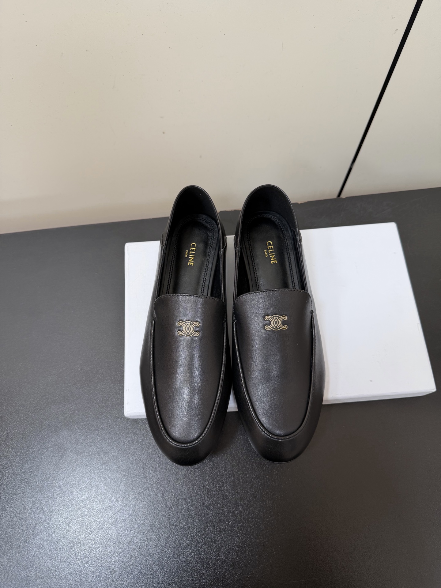 NO:721673,CELINE Aura loafers 26 spring and summer new style slip-on shoes CELINE Aura black loafers, made of soft lambskin, with Arc de Triomphe logo, low-key and recognizable. Classic round toe + flat bottom design, heel can be stepped on, OK for commuting and leisure!  Suitable for a variety of foot types. The black color is versatile and can be easily worn with suit pants, jeans, and skirts. It has a simple and elegant style, is comfortable and fashionable, and is a loafer that is both practical and designed!  Size 35-39 (40.41 custom-made, non-returnable), loafers, celine, celine, loafers, skirts, jeans, business suit, sheepskin19860909CELINE 赛琳Aura乐福鞋 26春夏新款 一脚蹬 单鞋 CELINE Aura黑色乐福鞋,选用柔软小羊皮,搭配凯旋门Logo,低调又有辨识度 经典圆头+平底设计,后跟可踩,通勤休闲都OK！适合多种脚型. 黑色百搭,西装裤、牛仔裤、裙装都能轻松驾驭,简约优雅风格,舒适又时髦,是实用与设计感兼具的乐福鞋！ Size 35-39（40.41定做不退换）,乐福鞋,celine,celine,loafers,skirts,jeans,business suit,sheepskin,Women's Shoes