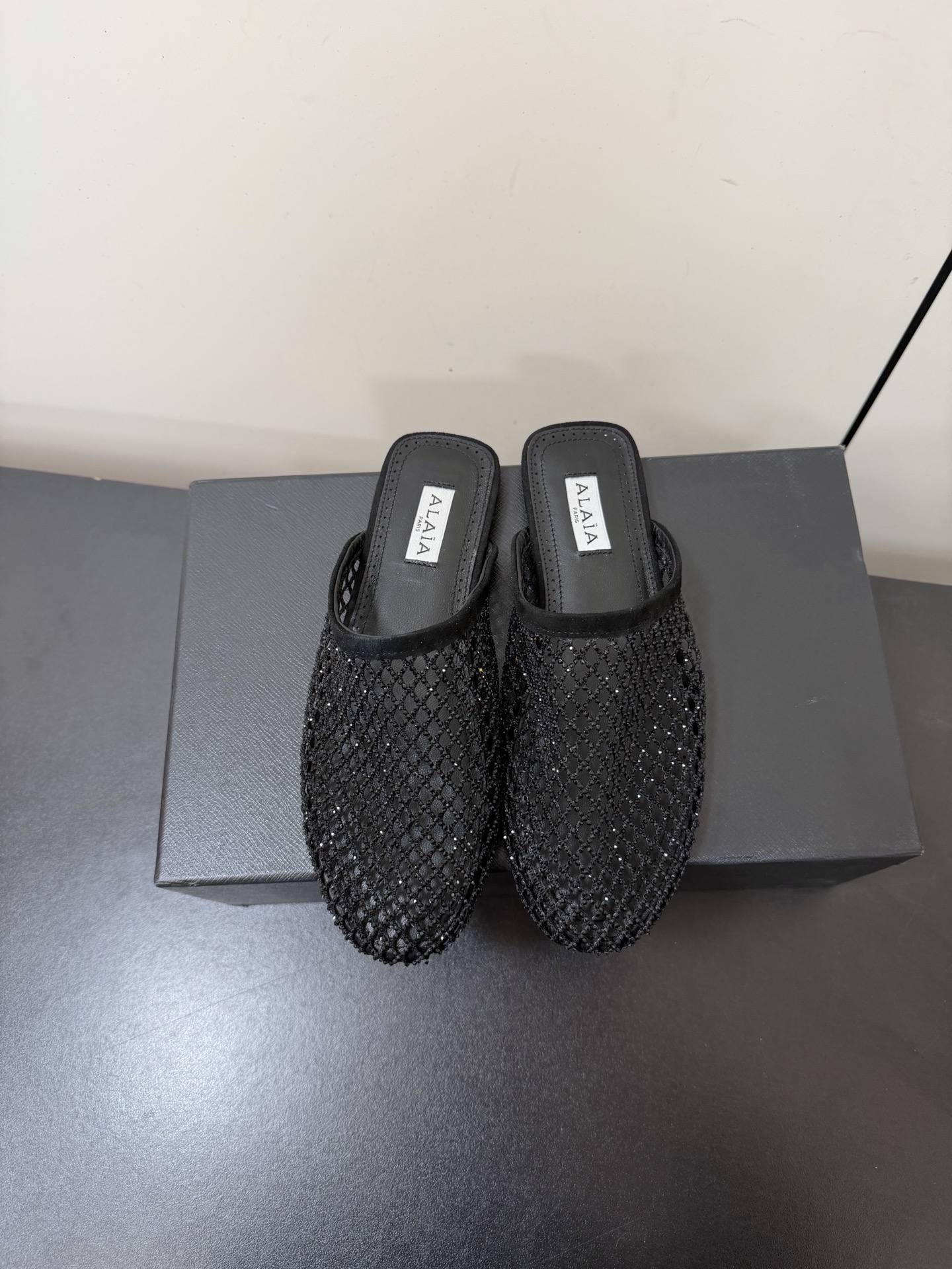 NO:721667,ALAIA / New product Alaia woven mesh flat shoes | Wear dopamine aesthetics into daily life When fine woven mesh meets shallow-cut shoes, it is a romantic new interpretation of shoes. The contrasting color texture comes with its own vitality filter. The soft sole design hides comfort and ingenuity. Every step is interpreting 'relaxed fashion sense'. The atmosphere brand for daily outings. This pair of shoes is a sure winner~ The upper is imported Yangjing.  35-39（40.41.42定）,半拖,alaia,flats,sheepskin,sheep19860909ALAIA /新品 Alaia编织网钻平底鞋｜把多巴胺美学穿成日常 当细腻编织网钻邂逅浅口鞋型 是鞋履的浪漫新解 撞色纹理自带元气滤镜 软底设计藏着舒适巧思 每一步都在演绎“轻松时髦感” 日常出街的氛围感牌 这双鞋稳赢～ 鞋面进口羊京.网钻 内里进口羊皮 ZP开模大底 35-39（40.41.42定）,半拖,alaia,flats,sheepskin,sheep,Women's Shoes