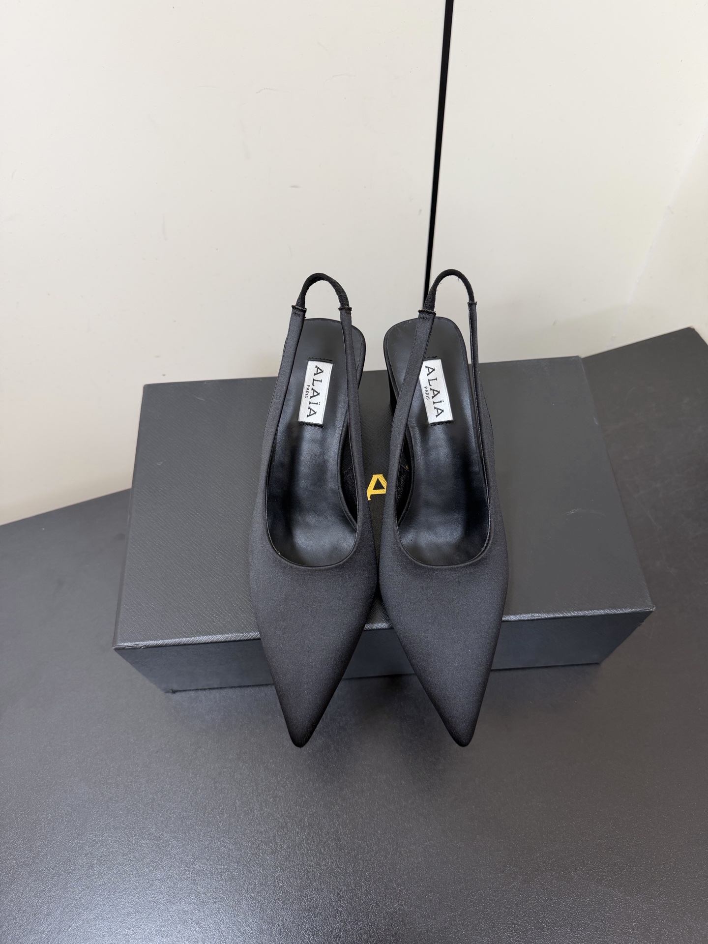 NO:721664,Alaia26 spring and summer new silk wedge heel pointed toe toe bag back empty sandals special-shaped heel mule shoes asymmetric design breaks the rules and releases unique aura. The pointed toe outlines neat lines and easily walks at the forefront of fashion. Every step shows a modern attitude!  The upper is made of imported silk satin, the lining is imported sheepskin, the original leather outsole is code number: 35-41 (40.41 is custom-made and non-refundable), comes with original packaging, high heels and sandals, alaia, sandals, high heels, sheepskin, real silk, silk fabric, Leather soles19860909Alaia26春夏新品真丝坡跟尖头包头后空凉鞋 异形跟穆勒鞋 不对称设计打破常规 释放独特气场 尖头勾勒利落线条 轻松游走于时尚前沿 每一步都踏出摩登态度 ！ 鞋面采用进口真丝绸缎 内里垫脚进口羊皮 原色真皮大底 码数:35-41（40.41定做不退换） 配原版包装,高跟鞋凉鞋,alaia,sandals,high heels,sheepskin,real silk,silk fabric,Leather soles,Women's Shoes