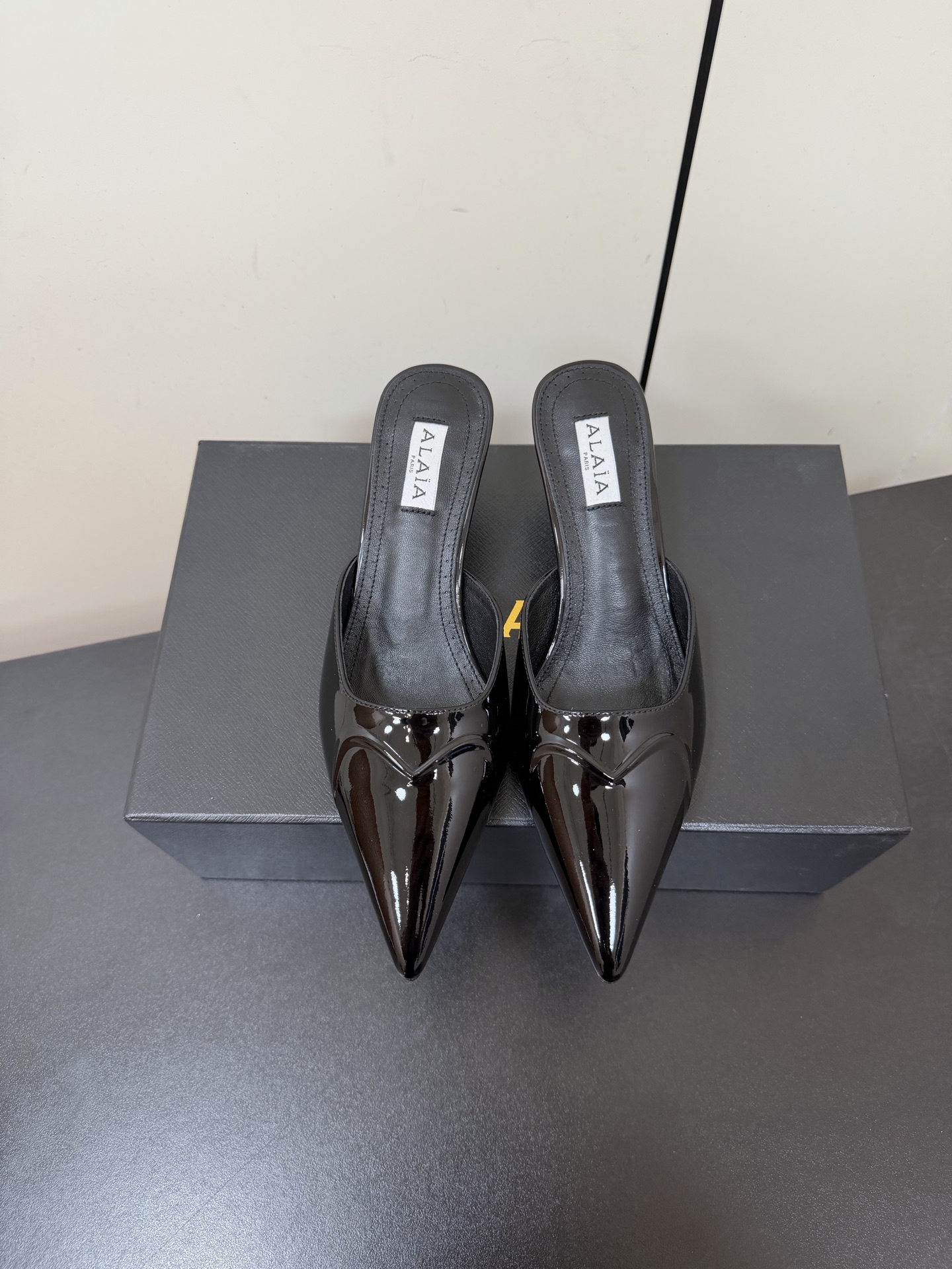 NO:721660,Alaia 26ss pointed-toe Muller small high heels and half-drags adopt an extremely sharp pointed-toe silhouette with a Muller heelless design. The shoe body has three-dimensional cutting lines with geometric splicing. Some models incorporate the brand's iconic snake scale texture splicing. The 5cm curved stiletto heel combines architectural feeling and elegance.  The upper is mainly made of calfskin and patent calfskin, and the lining is made of soft lambskin. It has rich colors and high saturation, which has both visual impact and versatility. The minimalist Muller style can be suitable for exquisite dressing scenes such as dinner parties and light luxury social events. Upper cowhide/silk Lining sheepskin Outsole Genuine leather outsole Increased by 5cm size 35-40 yards (40 yards customization is not returnable), semi-sliding high heels, alaia, high  heels,cowhide,sheepskin,real silk,Leather soles19860909Alaia 26ss尖头穆勒小高跟鞋半拖 采用极致锐利的尖头廓形搭配穆勒无后跟设计,鞋身有几何拼接的立体剪裁线条,部分款型融入品牌标志性的蛇鳞纹理拼接,5cm的弧形细高跟兼具建筑感与优雅度. 鞋面以小牛皮、漆皮小牛皮为主,内里选用柔软的小羊皮,配色丰富且饱和度高,兼具视觉冲击力与百搭性,极简的穆勒款式可适配晚宴、轻奢社交等精致穿搭场景. 鞋面牛皮/真丝 内里羊皮 大底真皮大底 增高5cm size35-40码（40码定制不退换）,半拖高跟鞋,alaia,high heels,cowhide,sheepskin,real silk,Leather soles,Women's Shoes