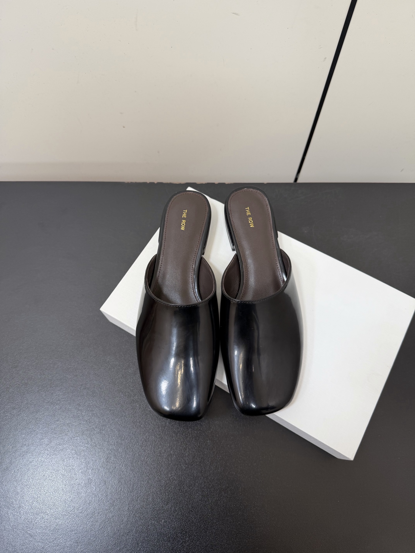 NO:721653,The Row26ss new early spring flat shoes, Mule slippers, have no superfluous decoration, and only outline the shape of the shoe through clean lines and rounded toes, showing a high-end feel in a low-key manner. The heelless Mule design is simple and neat, easy to put on and take off with one foot, adapts to a variety of foot types, and has both elegance and practicality.  The soft leather material and loose and moderate shoe last fit the foot shape immediately, without the need for running-in. Wearing it barefoot will not chafe your feet. It can be matched with minimalist commuting clothes and dresses, as well as casual jeans and wide-leg pants. It is a high-utilization item in spring, autumn and summer. The upper is made of beaded cowhide/horse hair, and the lining is mixed sheepskin. The original outsole is 2cm higher.  size35-40 (40 customized, non-refundable), semi-trailers, flats, slippers, skirts, jeans, cowhide, sheepskin19860909The Row26ss早春新款平底鞋穆勒拖鞋 无多余装饰,仅通过利落的线条与圆润鞋头勾勒鞋型,低调中尽显高级感.无后跟的穆勒设计简约利落,一脚蹬穿脱便捷,适配多种脚型,兼具优雅感与实用性. 柔软的皮革材质与宽松适度的鞋楦,上脚即贴合脚型,无需磨合,赤脚穿也不会磨脚.既能搭配极简风的通勤装、连衣裙,也能适配休闲感的牛仔裤、阔腿裤,是春秋夏三季的高利用率单品. 鞋面开边珠牛皮/马毛 内里混种羊皮 大底原版大底 增高2cm size35-40（40定制不退换）,半拖,flats,slippers,skirts,jeans,cowhide,sheepskin,Women's Shoes