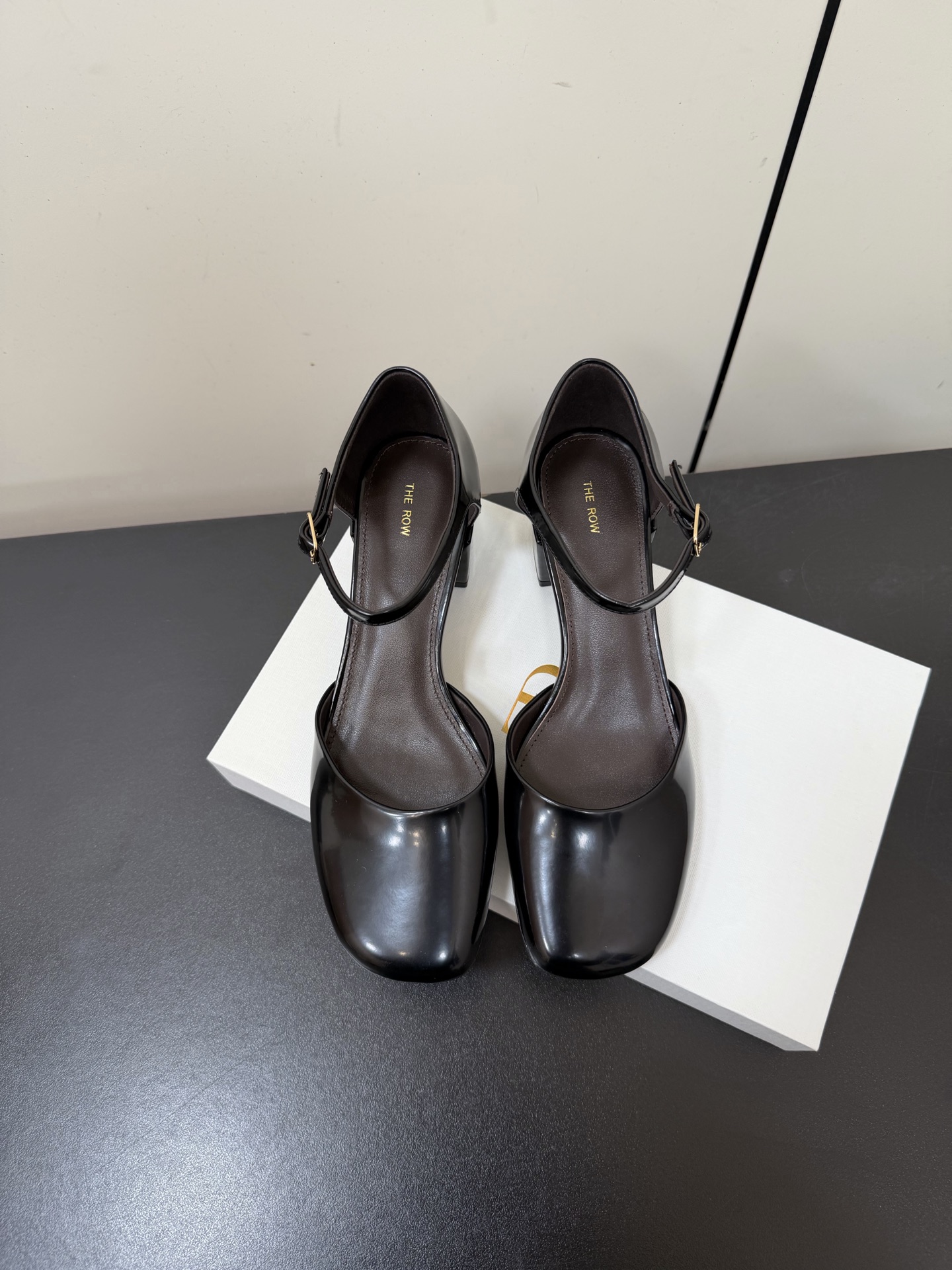 NO:721657,The Row26ss early spring retro new thick heel Mary Jane casual shoes and high heels are based on classic Mary Jane shoes. The design of shallow mouth + one-line buckle is simple and elegant. It is suitable for suits, dresses, jeans and other styles. It is a 'sharp tool' for creating retro and minimalist styles. The brand logo is only presented in a low-key manner in the form of embossing or metal plates. The accessories at the buckle have a delicate texture, and the overall visual sense is very unified.  The soft leather material and loose and moderate shoe last fit the shape of the foot immediately, without the need for running in, and the bare feet will not be worn. It can be matched with minimalist commuting clothes, retro-style dresses, and casual jeans. It can be worn in all seasons and is a highly utilized item. The upper is made of open-edge beaded cowhide, the lining is mixed sheepskin, and the outsole is made of genuine leather, which is 4cm higher.  size35-40 (40 customization is not returnable),sandals mary jane,sandals,mary jane,high heels,skirts,jeans,business suit,cowhide,sheepskin,Leather soles19860909The Row26ss早春复古新款粗跟玛丽珍休闲鞋高跟鞋 以经典玛丽珍鞋为原型,浅口+一字搭扣的设计简约优雅,适配西装、连衣裙、牛仔裤等多种风格,是打造复古与极简造型的“利器”.品牌标识仅以压印或金属牌形式低调呈现,搭扣处的配件质感细腻,整体视觉感非常统一. 柔软的皮革材质与宽松适度的鞋楦,上脚即贴合脚型,无需磨合,赤脚穿也不会磨脚.既能搭配极简风的通勤装,也能适配复古感的连衣裙、休闲感的牛仔裤,四季都能穿,是利用率极高的单品. 鞋面开边珠牛皮 内里混种羊皮 大底真皮大底 增高4cm size35-40（40定制不退换）,凉鞋玛丽珍,sandals,mary jane,high heels,skirts,jeans,business suit,cowhide,sheepskin,Leather soles,Women's Shoes