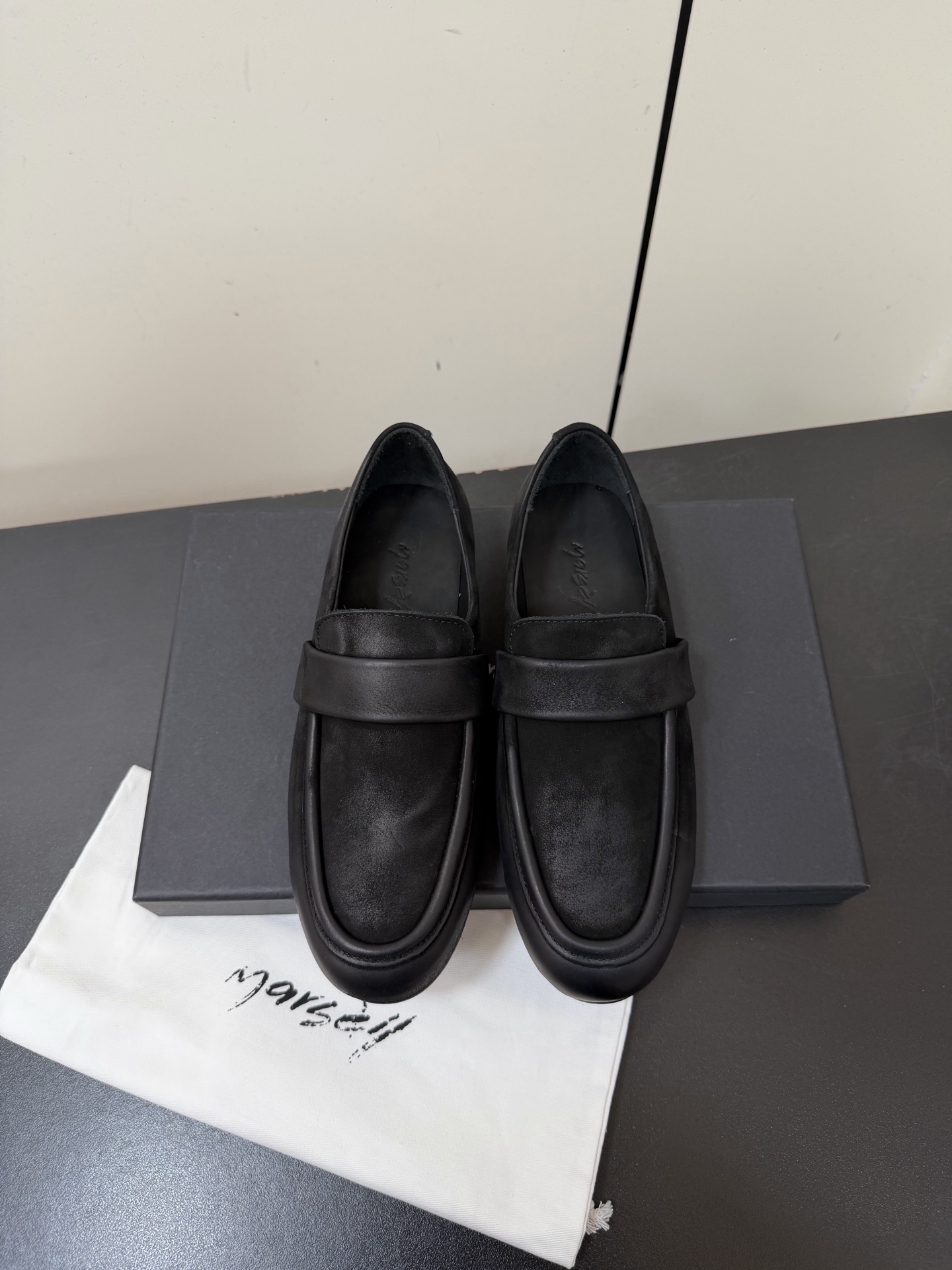 NO:721649,Men's marsell slip-on couple's loafers. An Italian handmade shoe brand with a century history, it combines traditional Italian craftsmanship and avant-garde design in a low-key manner!  Made of imported leather, the soles are made of genuine leather welts and brushed leather outsole, which is light, comfortable, suitable and durable. Fashion is the word of Marcel. The surface is frosted calfskin. The lining is water-dyed cowhide. The midsole is water-dyed cowhide. The size of the sole is genuine leather. Size 35-45 (40 for women and 45 for men, customized and non-returnable). Loafers, loafers, cowhide, Leather soles19860909男款marsell一脚蹬擦色情侣乐福鞋 意大利的手工鞋履百年品牌,低调兼并意大利传统工艺和前卫的设计！用上进口皮料,鞋底采用真皮沿条真皮拉丝大底 ,轻便舒适适合 耐穿 时尚是马赛尔的代言词   面皮磨砂小牛皮 内里水染牛皮里 中底垫皮水染牛皮 大底真皮大底 码数35-45（女40男45定制不退换）,乐福鞋,loafers,cowhide,Leather soles,Women's Shoes