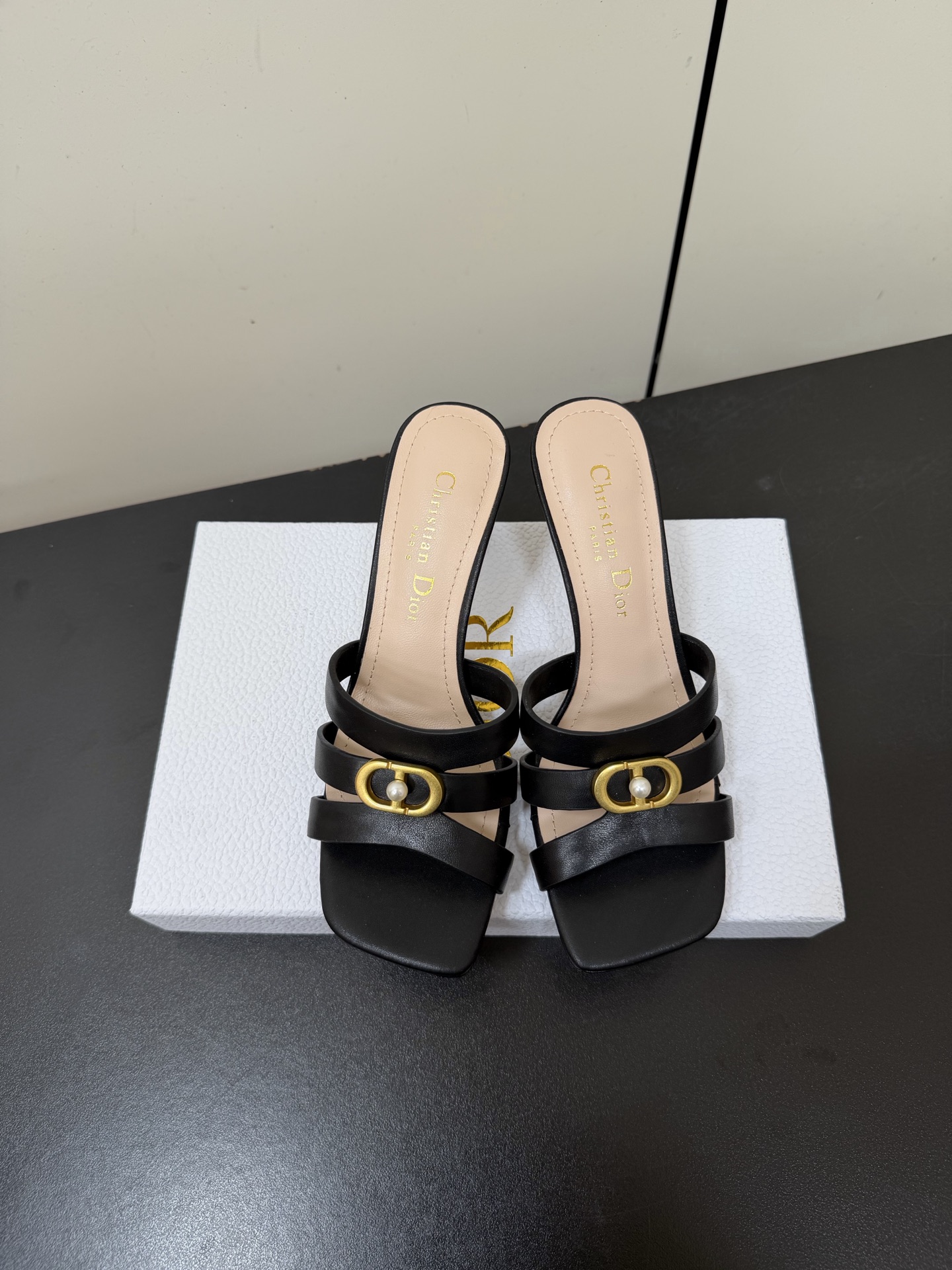 NO:723002,DIOR 2026/ Spring and summer new CD buckle high-heeled slippers continue the D family’s timeless classics!  This shoe is low-key yet gorgeous, sexy yet not ostentatious. The shape of the shoe is a delicate style that everyone loves. It is very slim. The entire curvature of the side perfectly shows the curve of the foot. It is mature and feminine, but also has a lively girly feel. It is also very good-looking on the foot. It is worth recommending. Material: cowhide upper, mixed sheepskin lining, outsole, imported cowhide outsole from Italy, heel height 8.5cm  Size 35-39 (40/41 customized, non-refundable), high heels and slippers, dior, dior, high heels, slippers, cowhide, sheepskin19860909DIOR 2026/ 春夏新品CD扣高跟拖鞋 延续D家永恒经典！这款鞋低调不失华丽 性感又不显张扬 鞋型是大家都爱的秀气款 非常非常显瘦 侧面整个弧度将脚部曲线完美展现 既有成熟女人味 又不乏一丝活泼少女感, 上脚也太好看了,值得推荐 材质 鞋面牛皮 内里混种羊皮 大底意大利进口牛皮大底 跟高8.5cm 码数35-39（40/41定制不退换）,高跟鞋拖鞋,dior,dior,high heels,slippers,cowhide,sheepskin,Women's Shoes