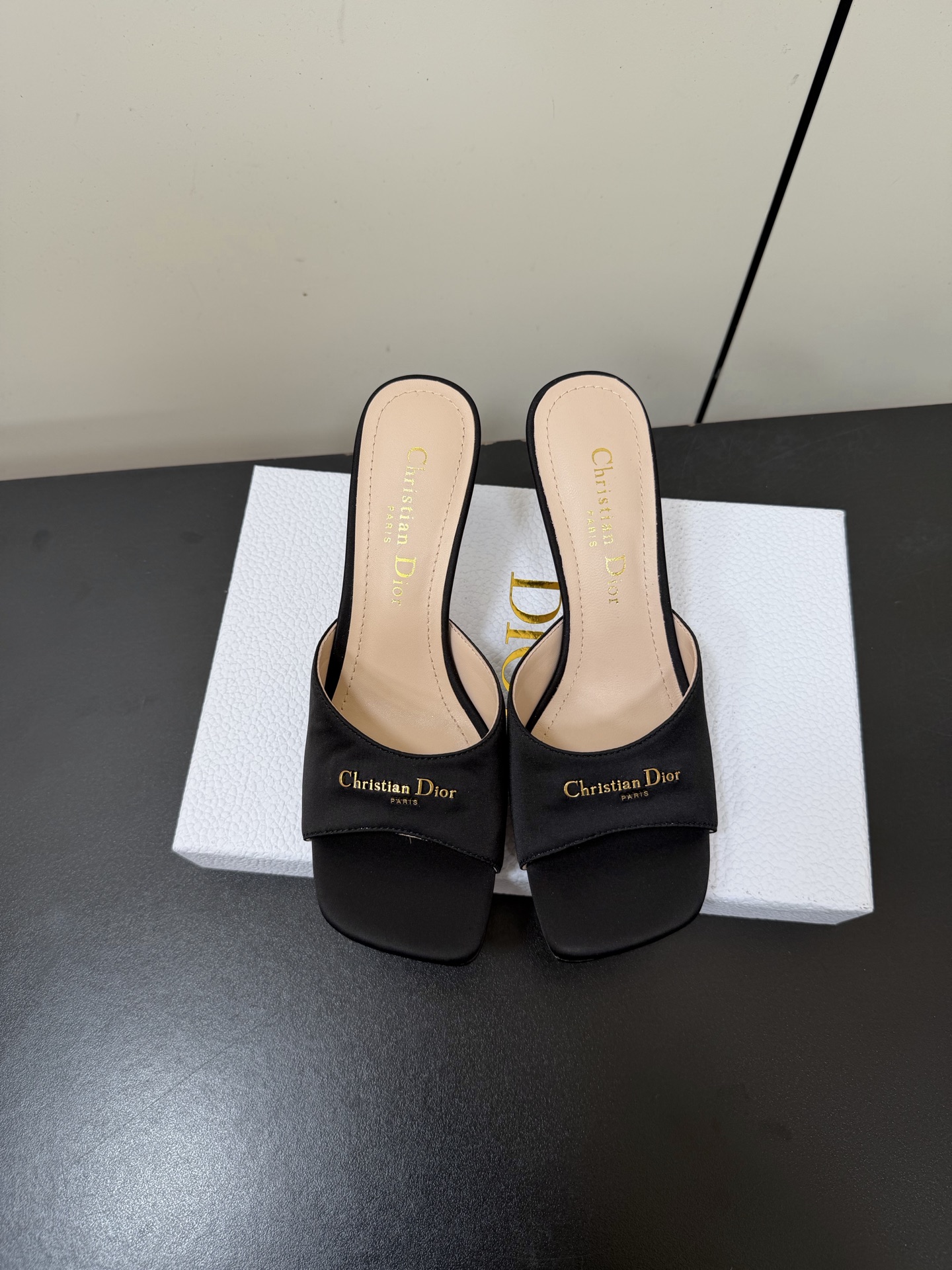 NO:723008,DIOR 2026/ Spring and summer new metal buckle high-heeled slippers continue the D family’s timeless classics!  This shoe is low-key yet gorgeous, sexy yet not ostentatious. The shape of the shoe is a delicate style that everyone loves. It is very slim. The entire curvature of the side perfectly shows the curve of the foot. It has a mature feminine flavor but also has a lively girlish feel. It looks so good on the foot. It is worth recommending. Material: Imported silk upper, mixed sheepskin lining, outsole, imported cowhide leather outsole, Heel height 8.5cm  Size 35-39 (40/41 customized, non-returnable), high heels and slippers, dior, dior, high heels, slippers, cowhide, sheepskin, real silk19860909DIOR 2026/ 春夏新品金属扣高跟拖鞋 延续D家永恒经典！这款鞋低调不失华丽 性感又不显张扬 鞋型是大家都爱的秀气款 非常非常显瘦 侧面整个弧度将脚部曲线完美展现 既有成熟女人味 又不乏一丝活泼少女感, 上脚也太好看了,值得推荐 材质 鞋面进口真丝 内里混种羊皮 大底意大利进口牛皮大底 跟高8.5cm 码数35-39（40/41定制不退换）,高跟鞋拖鞋,dior,dior,high heels,slippers,cowhide,sheepskin,real silk,Women's Shoes