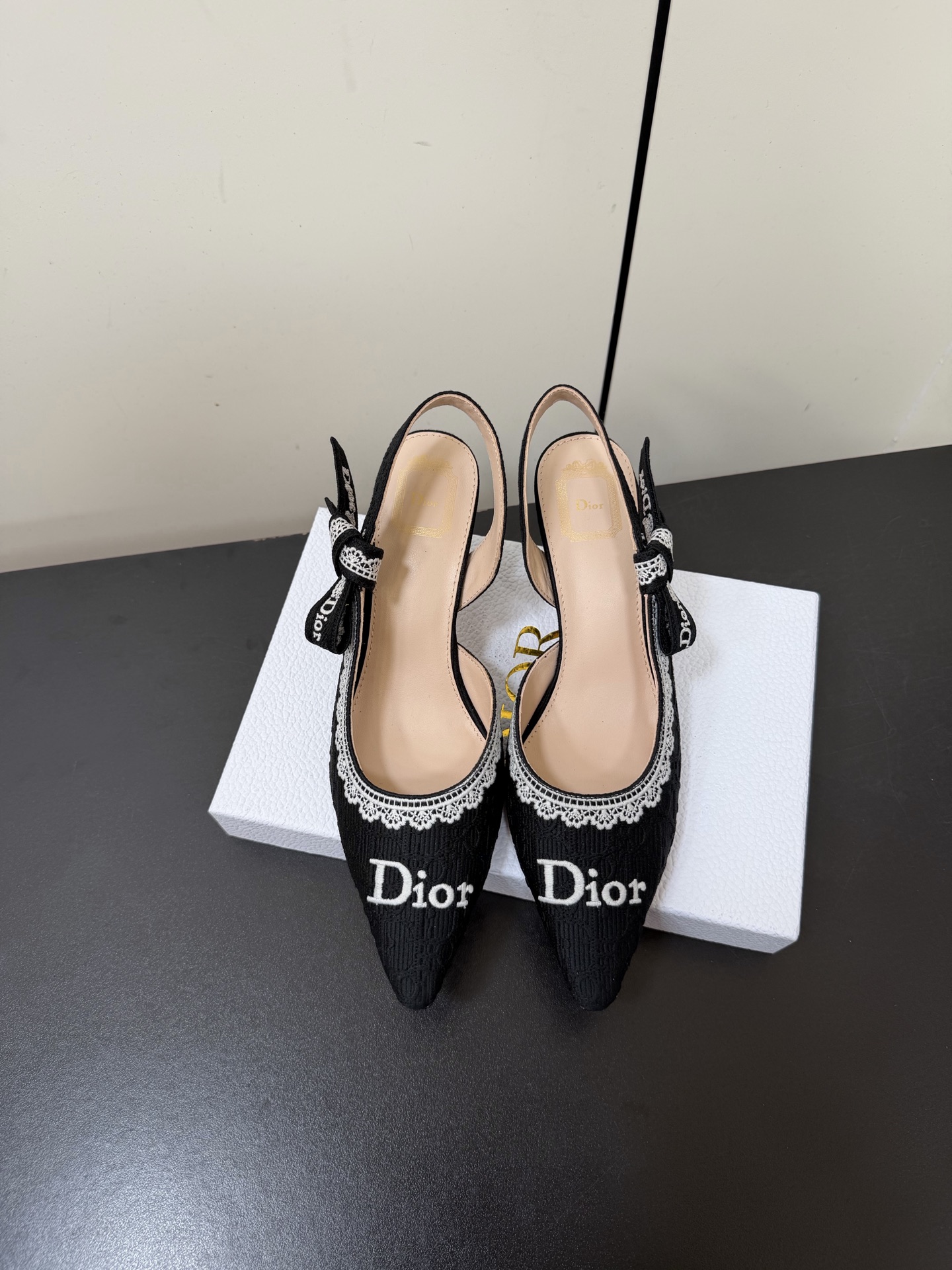 NO:722996,Dior | Dior 2026ss new early spring catwalk style CD embroidered logo cat heel sandals!  The upper is made of original custom-made pure cotton thread three-dimensional electric embroidery. The lining is imported water-dyed sheepskin. The original leather outsole is imported from Italy. The heel height is 5.5cm. Shoe size: 35-41 (custom-made 40 and 41 are non-returnable), high heels and sandals, dior, dior, sandals, high heels, sheepskin, Leather soles.19860909Dior | 迪奥2026ss早春新品走秀款CD刺绣logo猫跟凉鞋！ 鞋面原版定做纯棉线立体电绣 内里进口水染羊皮里 意大利进口原色真皮大底 跟高5.5cm 鞋码:35-41（40 41定做不退换）,高跟鞋凉鞋,dior,dior,sandals,high heels,sheepskin,Leather soles,Women's Shoes