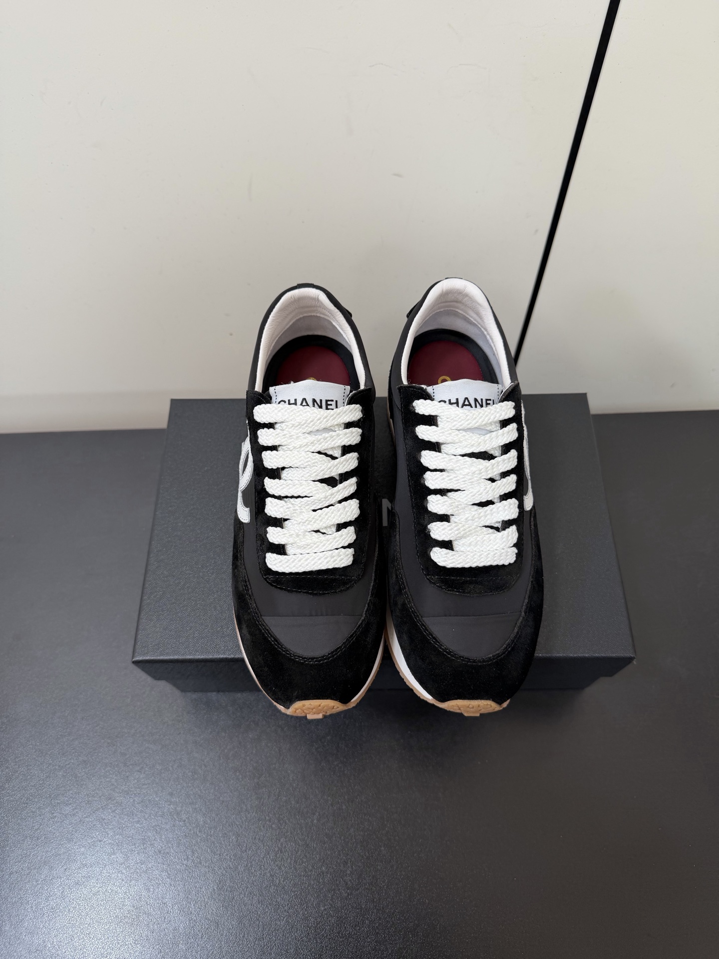 NO:722981,Chanel Chanel 26p Sneaker series new casual sneakers for early spring. The love in the world is Xiaoxiang. Try to accept the new style. The new designer has injected a new soul into Xiaoxiang. Highly recommended. Light and soft. Super easy to wear. Very springy. The upper is frosted cowhide with silk/mesh. The lining is sheepskin. The sole is the original combination outsole.  Size 35-40 (40 is custom-made and non-returnable), casual shoes/sports shoes, chanel, chanel, sneakers, cowhide, sheepskin19860909Chanel香奈儿26p Sneaker系列早春新款休闲运动鞋 人间挚爱是小香 尝试接受新风格 新换的设计师 给小香注入了新的灵魂 强烈推荐 又轻又软 超级好穿 很有春天的气息 鞋面磨砂牛皮拼丝绸/拼网 内里羊皮 鞋底原版组合大底 码数35-40（40定做不退换）,休闲鞋/运动鞋,chanel,chanel,sneakers,cowhide,sheepskin,Women's Shoes