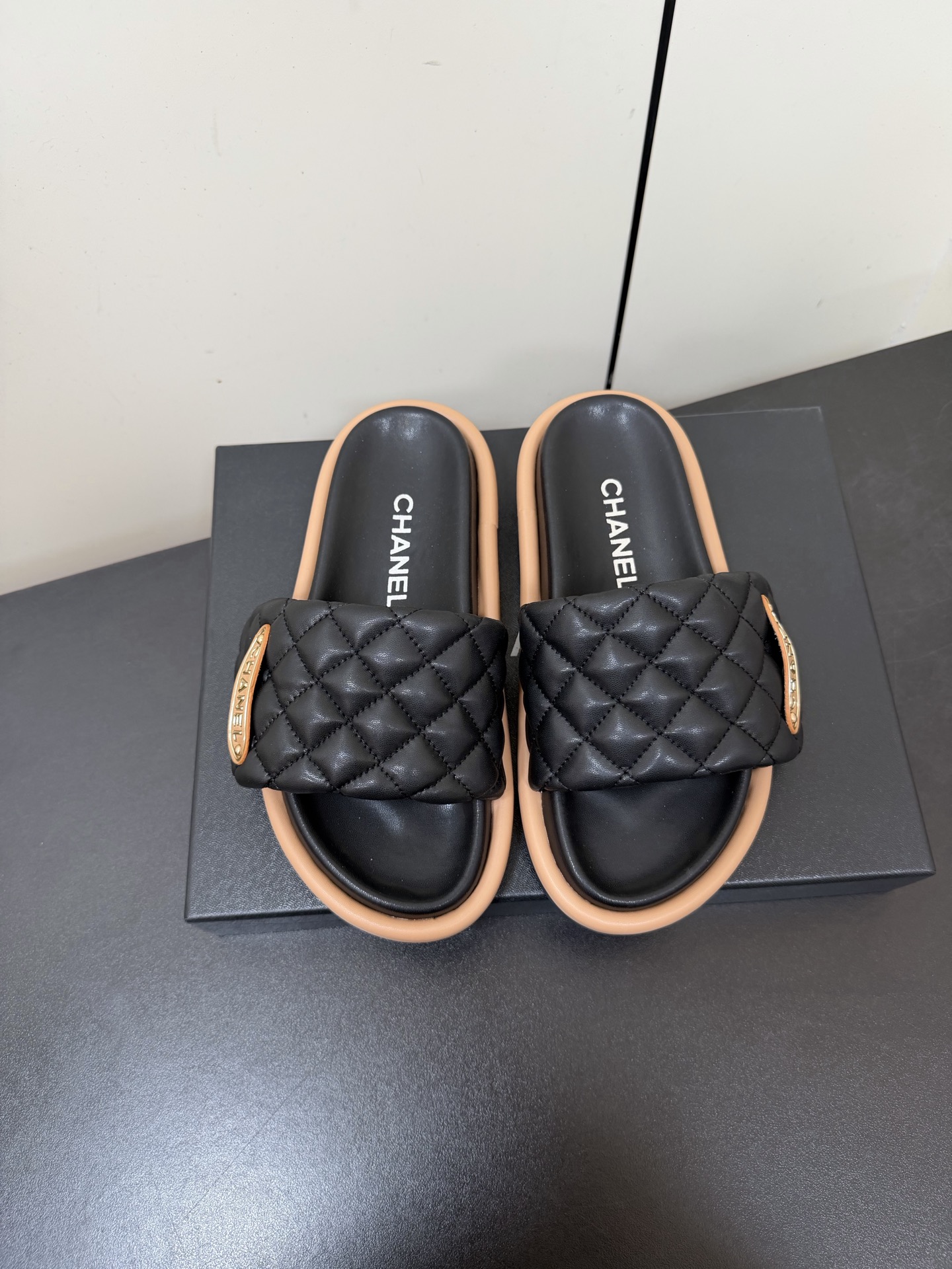 NO:726275,Chanel 2026 Spring and Summer New Diamond Velcro Thick-soled Slippers Chanel's diamond-plated thick-soled slippers, black leather + classic diamond pattern, full of brand sense!  The thick sole design quietly increases the height and is super comfortable to wear. It is suitable for daily outings and vacations. The Chanel letter logo on the upper has exquisite details, versatile and fashionable. It can be easily worn with skirts and jeans. It is a must-have fashion item in summer!  Size 35-39 (40.41 custom-made, non-returnable), slippers, chanel, chanel, slippers, skirts, jeans19860909Chanel香奈儿2026春夏新款菱格魔术贴厚底 拖鞋 Chanel这款菱格厚底拖鞋,黑色皮革+经典菱格纹,品牌感满满！厚底设计悄悄增高,穿着超舒适,日常出街、度假都OK 鞋面Chanel字母Logo,细节精致,百搭又时髦,裙装牛仔裤都能轻松驾驭,是夏季必入的时尚单品！ Size 35-39（40.41订做不退换）,拖鞋,chanel,chanel,slippers,skirts,jeans,Women's Shoes