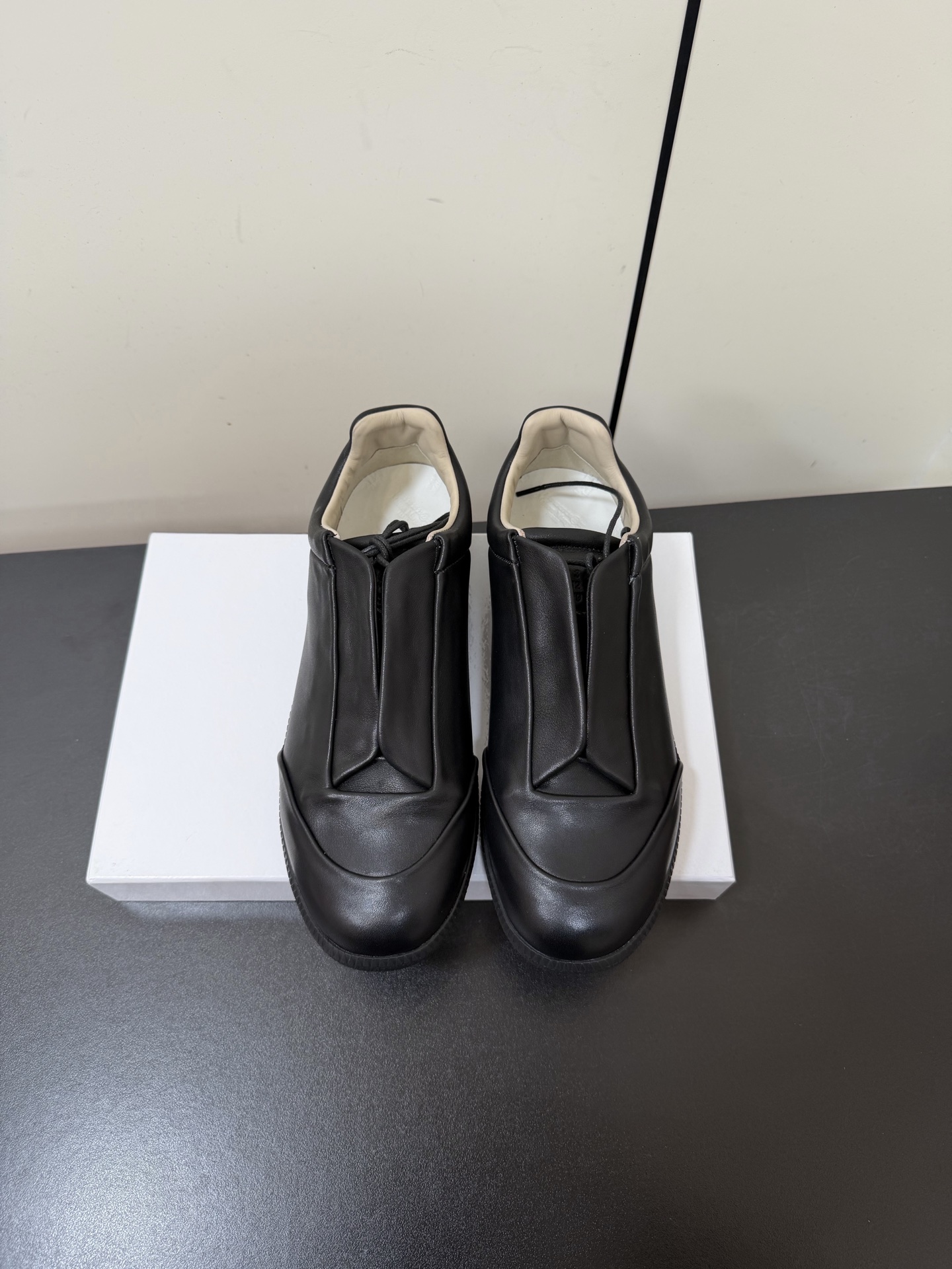 NO:726268,Men’s Maison Margiela MM6 Margiela shoes are back. Future Sneaker is back again this season!  Originally launched in the SS11 collection, the Future sneaker is relaunched this season with FW25. The Future sneaker is defined by its seamless construction and hidden fastening. It has no visible laces and the hidden straps fold over the tongue to create an even surface, evoking Margiela's design language of anonymity and restraint. Upper imported top-grain cowhide Leather lining Sheepskin Outsole Original open-molded rubber outsole  Size 35-50 (customized 40.41 for women, 45-48 for men, non-refundable), casual shoes/sports shoes, masion margiela, masion margiela, sneakers, cowhide, sheepskin19860909男款Maison Margiela MM6马吉拉神鞋回归 Future Sneaker又在这一季回归啦！ Future运动鞋最初在SS11系列中推出,FW25本季重新推出. Future运动鞋由其无缝结构和隐藏式紧固来定义.它没有可见的鞋带,隐藏的带子在舌头上折叠,形成一个均匀的表面,唤起马吉拉匿名和克制的设计语言. 鞋面进口头层牛皮 内里羊皮 大底原版开模橡胶大底 码数35-50（女40.41定制,男45-48定制不退换）,休闲鞋/运动鞋,masion margiela,masion margiela,sneakers,cowhide,sheepskin,Women's Shoes