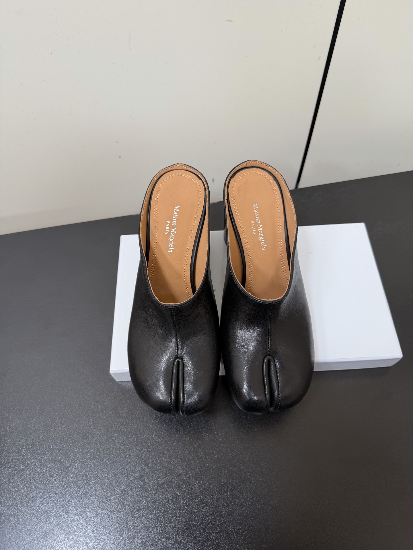 NO:726260,MaisonMargiela｜MM6 Margiela Tabi retro split-toe Mary Jane high-heeled shoes and half-drags MaisonMargiela is making a big move again!  The classic Tabi split-toe design cleverly combines avant-garde and retro elements. The half-drag style is fashionable and versatile, casual and comfortable, giving the feet a sense of security while adding a sense of playfulness to the whole. Whether paired with a sweet skirt or cool jeans, this pair of half-drag mules can easily hold the scene and easily create various styles. Fashionistas can keep their eyes closed and they will not lose!  The fabric is made of original custom-made imported cowhide. The inner foot pads are all cowhide. The genuine leather outsole imported from Italy. The heel height is 8cm. The size is 35-41 (40.41 customization is not returnable). Split-toe shoes, masion margiela, masion margiela, mary jane, high heels, skirts, jeans, cowhide, Leather soles19860909MaisonMargiela｜MM6马吉拉Tabi复古分趾玛丽珍高跟鞋半拖 MaisonMargiela又又又放大招啦！ 经典的Tabi分趾设计 巧妙融合了先锋与复古元素.半拖款式 时尚百搭 随性又自在 给足脚部安全感 同时又为整体增添了一份俏皮. 无论是搭配甜美小裙子还是酷帅牛仔裤 这双半拖穆勒鞋都能轻松hold住场面 轻松打造各种风格 时髦精们闭眼入不亏！ 面料采用原版定制进口牛皮 内里垫脚均为牛皮 意大利进口真皮大底 跟高8cm 码数35-41（40.41定制不退换）,分趾鞋,masion margiela,masion margiela,mary jane,high heels,skirts,jeans,cowhide,Leather soles,Women's Shoes