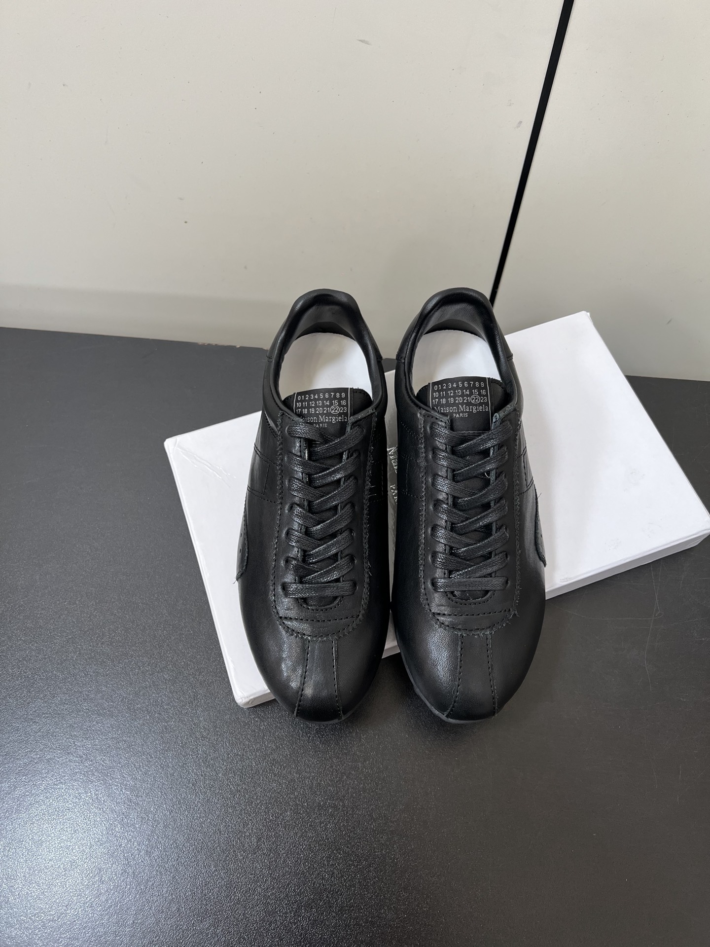 NO:726231,MaisonMargiela MM6 moral training casual shoes  The ghost designer brand is a light luxury brand that is very versatile and comfortable. This German training shoe continues the classic T-shaped leather splicing design. It has been carefully improved many times by the design team, just to let you experience the most original military flavor. The soft and delicate characteristics of the first-layer cowhide combined with the texture of suede cowhide make it not only super soft and comfortable, but also maintain good breathability. Comfort and texture go hand in hand, making it easy to wear any combination in all seasons.  Fabric vegetable tanned cowhide, lining sheepskin 35-40 (40 customized non-refundable), casual shoes/sports shoes, masion margiela, sneakers, cowhide, sheepskin19860909MaisonMargiela MM6德训休闲鞋 鬼才设计师品牌,一个轻奢品牌上脚很百搭哦,也很随脚舒适,这一款德国训练鞋延续了经典的T形真皮拼接设计,经过设计团队多次的精心改良,只为让您体验最原始的军旅味道,头层牛皮柔软细腻的特点与牛反绒牛皮的质感相结合使其既有超高的柔软舒适度,又同时保持不错的透气性能舒适与质感并行,轻松驾驭四季穿着任何搭配. 面料植鞣牛皮 内里羊皮 35-40（40定制不退换）,休闲鞋/运动鞋,masion margiela,sneakers,cowhide,sheepskin,Women's Shoes