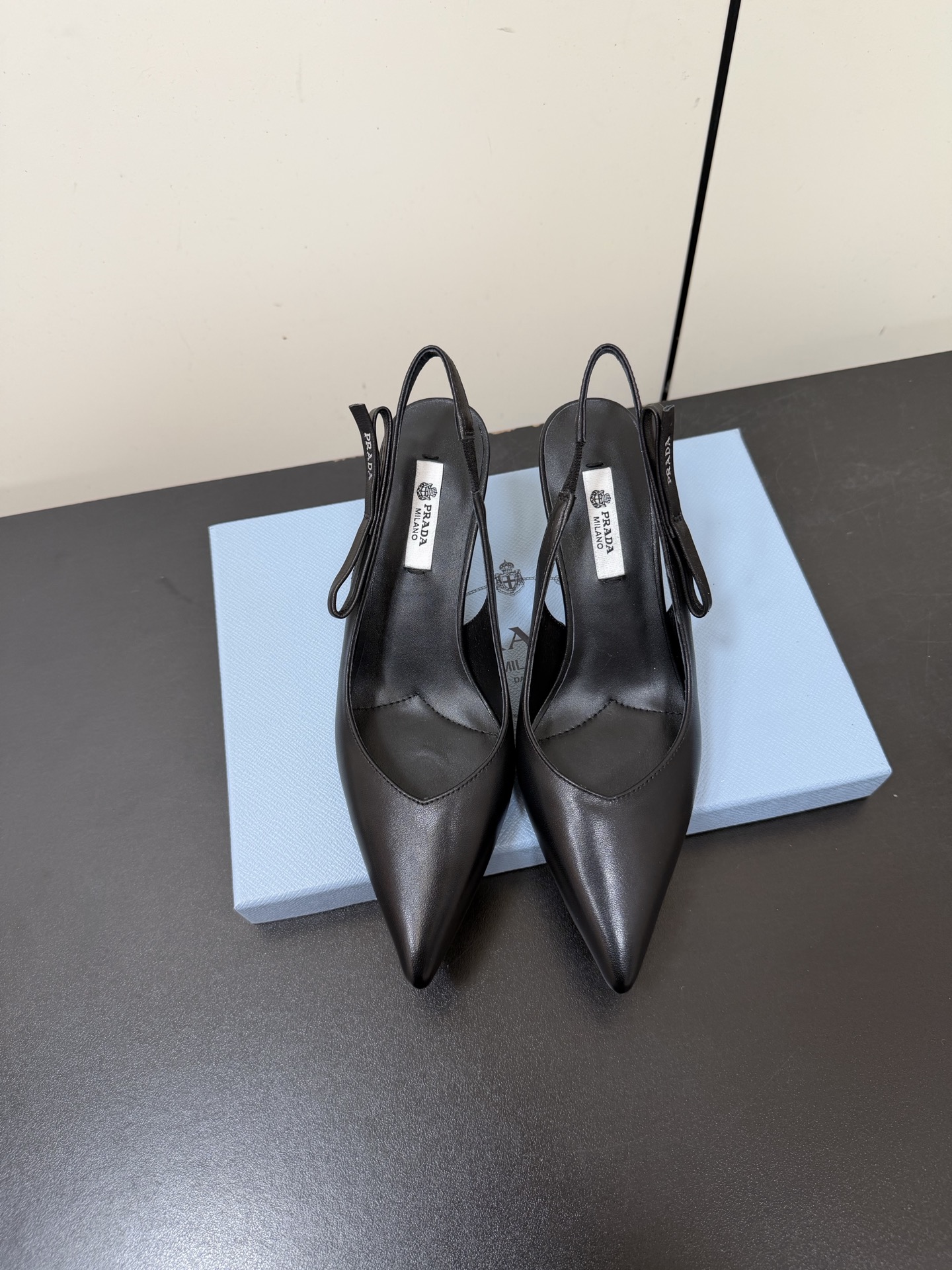 NO:726218,Prada 26FW hollow back high heels Prada 26FW show style pointed toe high heels, full of retro feel!  Pointed toe design + bow, ultra-fine details, full of brand recognition. Kitten heels, comfortable and elegant, can be easily used for commuting or formal occasions. Exquisite craftsmanship, low-key luxury, fashionable must-have!  Heel height 6.5cm, Size 35-39 (40.41, custom made, non-refundable), high heels, prada, prada, high heels19860909Prada普拉达26FW后空高跟鞋 Prada 26FW秀款尖头高跟鞋,复古感满满！尖头设计+蝴蝶结,细节超精致,品牌辨识度拉满 小猫跟,舒适又优雅,通勤或正式场合都能轻松驾驭.工艺精湛,低调奢华,时髦精必入！ 跟高6.5cm Size 35-39（40.41订做不退换）,高跟鞋,prada,prada,high heels,Women's Shoes