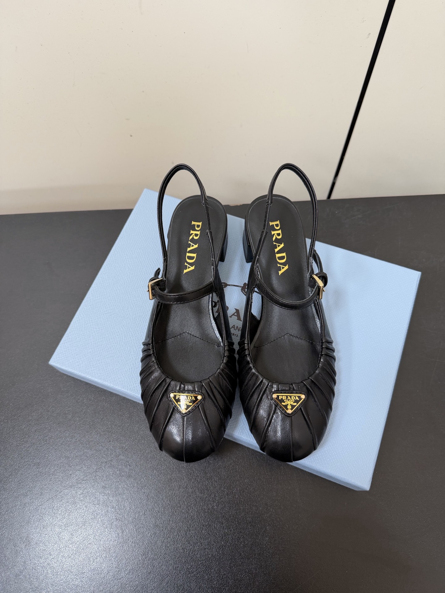 NO:726211,Prada 26 new vintage pleated mid-heel Mary Jane retro imported lambskin pleated shoes | Texture with a gentle filter. The delicate texture of the imported lambskin hides the charm of time, and the natural pleated design of the toe is so heart-warming!  It’s not a deliberate old-fashioned craftsmanship, but a relaxed texture like the accumulation of time. The bare feet exude a sense of high-end. The soft lambskin is like clouds wrapping the feet. The top of the foot instantly fits the foot shape, does not grind the feet or squeezes the feet, and is still comfortable even if you walk all day. The shallow-cut version lengthens the ankle line, and it is French romantic when paired with a floral skirt. It is gentle and commuting when paired with suit trousers, so it can be matched with everything.  Under the sun, the lambskin has a warm luster, and the pleated details add to the layering. Every step brings a low-key and elegant aura. Wearing it, even daily travel becomes gentle and fixed, both texture and beauty are online ~ size 35-41 (40.41 customized non-returnable), sandals, prada, sandals, mary jane, skirts, business suit, sheepskin19860909Prada 26新品复古褶皱中跟玛丽珍 复古进口小羊皮褶皱鞋｜自带温柔滤镜的质感 进口小羊皮的细腻肌理藏着时光韵味,鞋头自然褶皱设计太戳心！不是刻意做旧的匠气,是岁月沉淀般的松弛质感,光脚面就透着高级感. 软乎乎的小羊皮像云朵裹脚,上脚瞬间贴合脚型,不磨脚不挤脚,暴走一天也依旧舒适.浅口版型拉长脚踝线条,搭配碎花裙是法式浪漫,配西装裤显温柔通勤风,百搭不出错. 阳光底下,小羊皮泛着温润光泽,褶皱细节更添层次感,每一步都带着低调优雅的气场.穿上它,连日常出行都变成温柔定格,质感与美貌双双在线～ size35-41（40.41定制不退换）,凉鞋单鞋,prada,sandals,mary jane,skirts,business suit,sheepskin,Women's Shoes