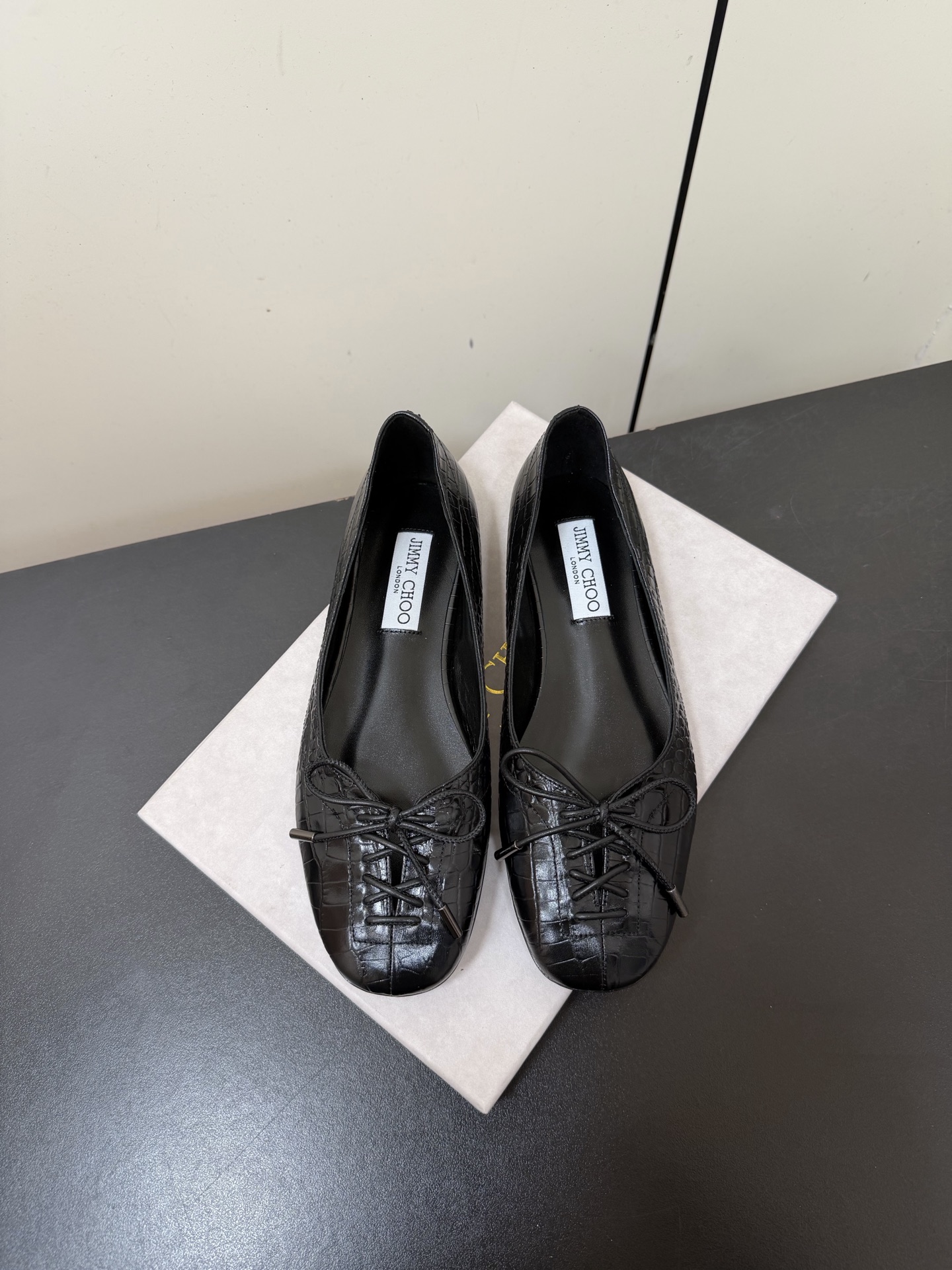 NO:726204,Jimmy Choo's new 2026 spring and summer flat bow ballet shoes. Jimmy Choo black bow shoes are made of glossy patent leather, square toe design + exquisite bow, full of French elegance!  The shallow mouth and flat bottom are very comfortable for daily commuting or leisure, and you will not feel tired after walking for a long time. The lining is soft and fits the shape of your feet. The black color is versatile and can be easily worn in skirts and trousers. It is retro and fashionable. It is a fashionable item with both practicality and design!  Size 35-39 (40.41 custom-made, non-refundable), ballet shoes, jimmy choo, skirts19860909Jimmy Choo2026春夏新款平底蝴蝶结芭蕾舞单鞋 Jimmy Choo黑色蝴蝶结单鞋,选用亮面漆皮,方头设计+精致蝴蝶结,法式优雅感满满！浅口平底,日常通勤或休闲都很舒适,长时间走路也不累 内衬柔软,贴合脚型,黑色百搭,裙装裤装都能轻松驾驭,复古又时髦,是实用与设计感兼具的时尚单品！ Size 35-39（40.41定做不退换）,芭蕾舞鞋,jimmy choo,skirts,Women's Shoes