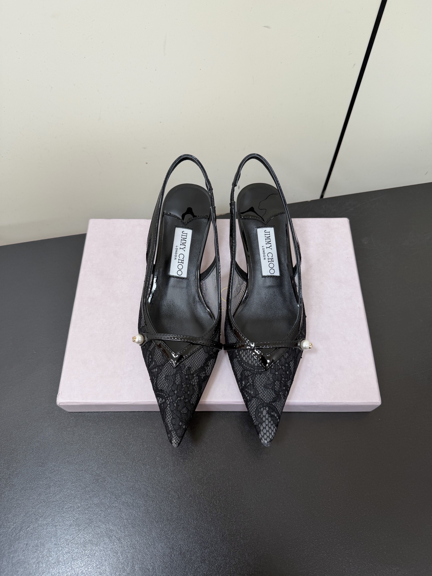 NO:760094,2026 new Jimmy Choo lace mid-heeled sandals, JC's timeless classic, simple design, full of girly style, modern and retro taste, the overall version has no fancy matching design, very simple dress or jeans, it can be the finishing touch, the upper is made of imported lace, the lining is imported mixed sheepskin, the Italian imported cowhide outsole, the heel height is 4.5cm, the size is 35-39 (40/41 customized), high-heeled sandals, jimmy  choo,chanel,sandals,high heels,skirts,jeans,cowhide,sheepskin198609092026新款Jimmy Choo蕾丝中跟凉鞋 JC家永恒经典之作 简约设计 满满的少女风 既摩登又复古的味道 整体版型没有什么花里胡哨的搭配设计 非常的简连衣裙还是牛仔裤  它都能成为点睛之笔 鞋面采用进口蕾丝 内里进口混种羊皮 意大利进口牛皮大底 跟高4.5cm 码数35-39（40/41定制）,高跟鞋凉鞋,jimmy choo,chanel,sandals,high heels,skirts,jeans,cowhide,sheepskin,Women's Shoes