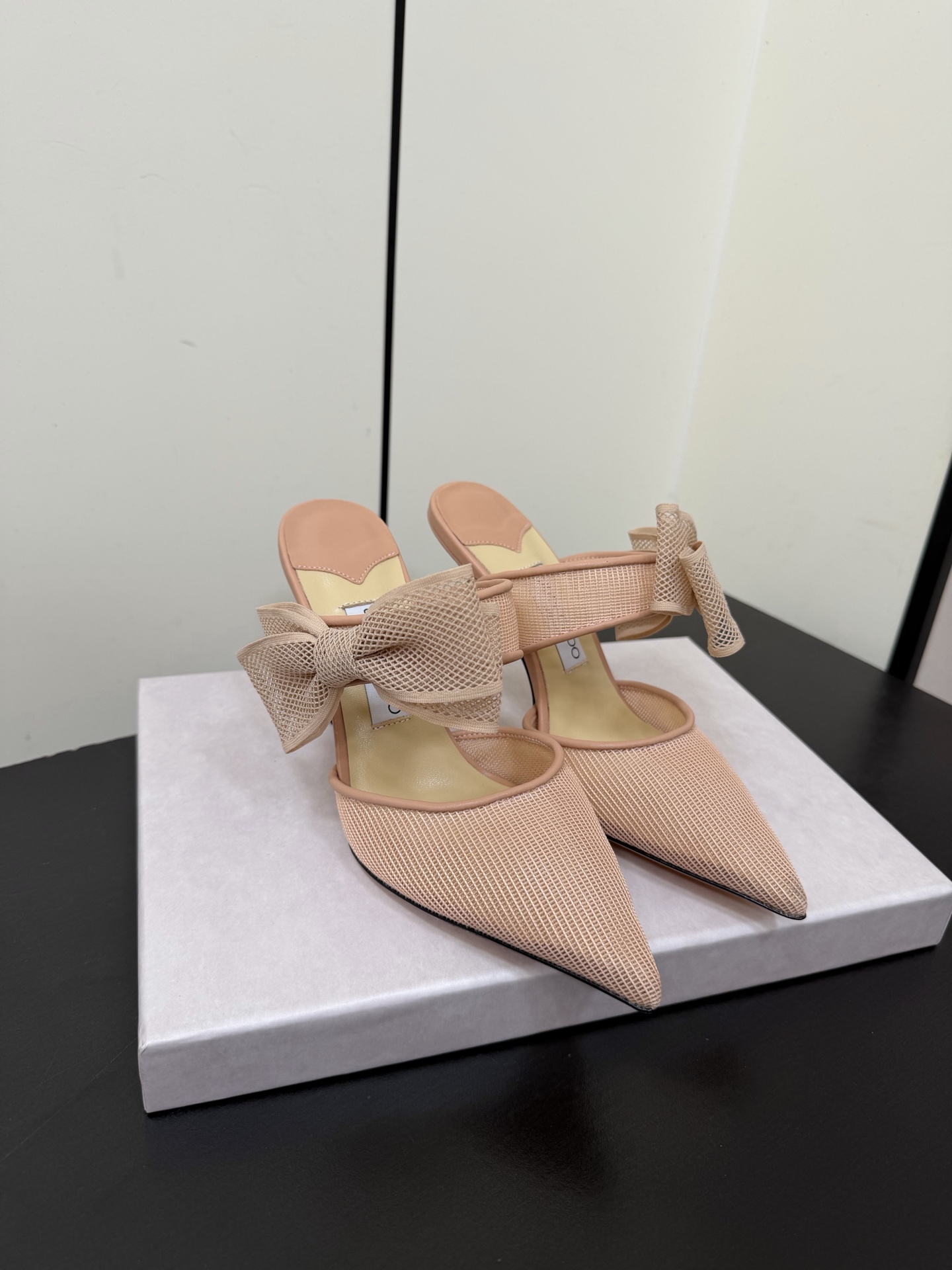 NO:760074,Jimmy Choo | Jimmy Choo's new water mesh bow pointed-toe high-heeled shoes, JC's timeless classic, simple design, full of girly style, modern and retro taste, very simple dress or jeans, it can be the finishing touch. The upper is made of imported original special fabrics, lining imported mixed sheepskin, Italian imported cowhide outsole, heel height 8.5cm, size 35-41 (customized 34/40/41), high-heeled shoes, jimmy  choo,chanel,high heels,slippers,skirts,jeans,cowhide,sheepskin19860909Jimmy Choo｜周仰杰新款水网纱蝴蝶结尖头高跟鞋单鞋 JC家永恒经典之作 简约设计 满满的少女风 既摩登又复古的味道 非常的简连衣裙还是牛仔裤  它都能成为点睛之笔 鞋面采用进口原版特殊面料 内里进口混种羊皮 意大利进口牛皮大底 跟高8.5cm 码数35-41（34/40/41定制）,高跟鞋拖鞋,jimmy choo,chanel,high heels,slippers,skirts,jeans,cowhide,sheepskin,Women's Shoes