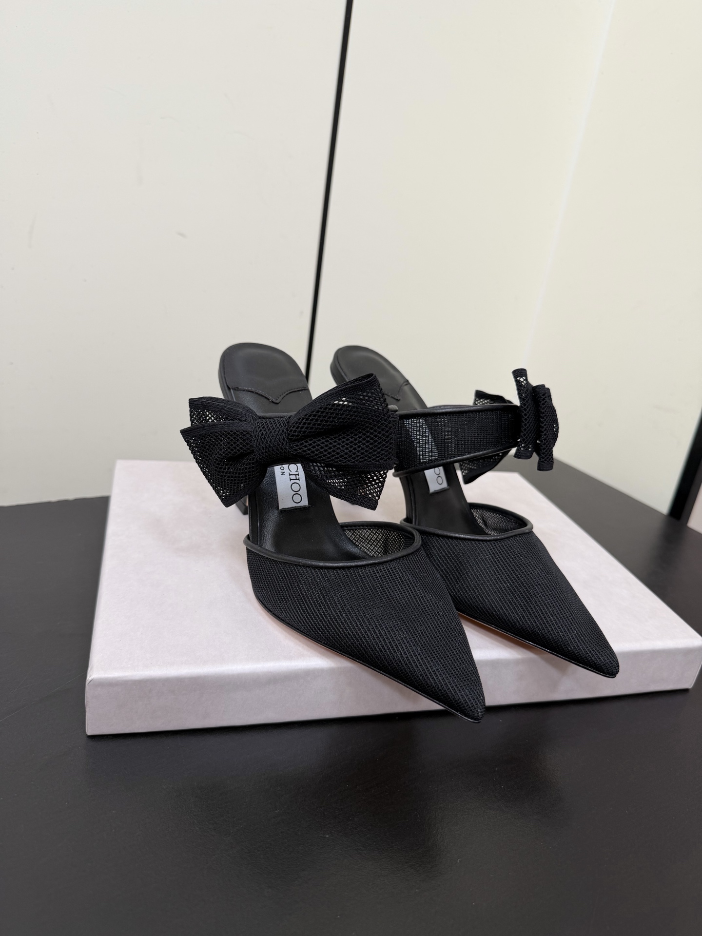 NO:760081,(Top version) Jimmy Choo | Jimmy Choo's new water mesh bow pointed-toe high-heeled shoes. JC's timeless classic. Simple design. Full of girly style. Modern and retro taste. Very simple dress or jeans. It can be the finishing touch. The upper is made of imported original special fabric. The lining is imported mixed sheepskin. The Italian imported cowhide outsole. The heel height is 8.5cm.  Size 35-41 (customized 34/40/41), high heels and slippers,jimmy choo,chanel,high heels,slippers,skirts,jeans,cowhide,sheepskin19860909（顶级版本） Jimmy Choo｜周仰杰新款水网纱蝴蝶结尖头高跟鞋单鞋 JC家永恒经典之作 简约设计 满满的少女风 既摩登又复古的味道 非常的简连衣裙还是牛仔裤  它都能成为点睛之笔 鞋面采用进口原版特殊面料 内里进口混种羊皮 意大利进口牛皮大底 跟高8.5cm 码数35-41（34/40/41定制）,高跟鞋拖鞋,jimmy choo,chanel,high heels,slippers,skirts,jeans,cowhide,sheepskin,Women's Shoes