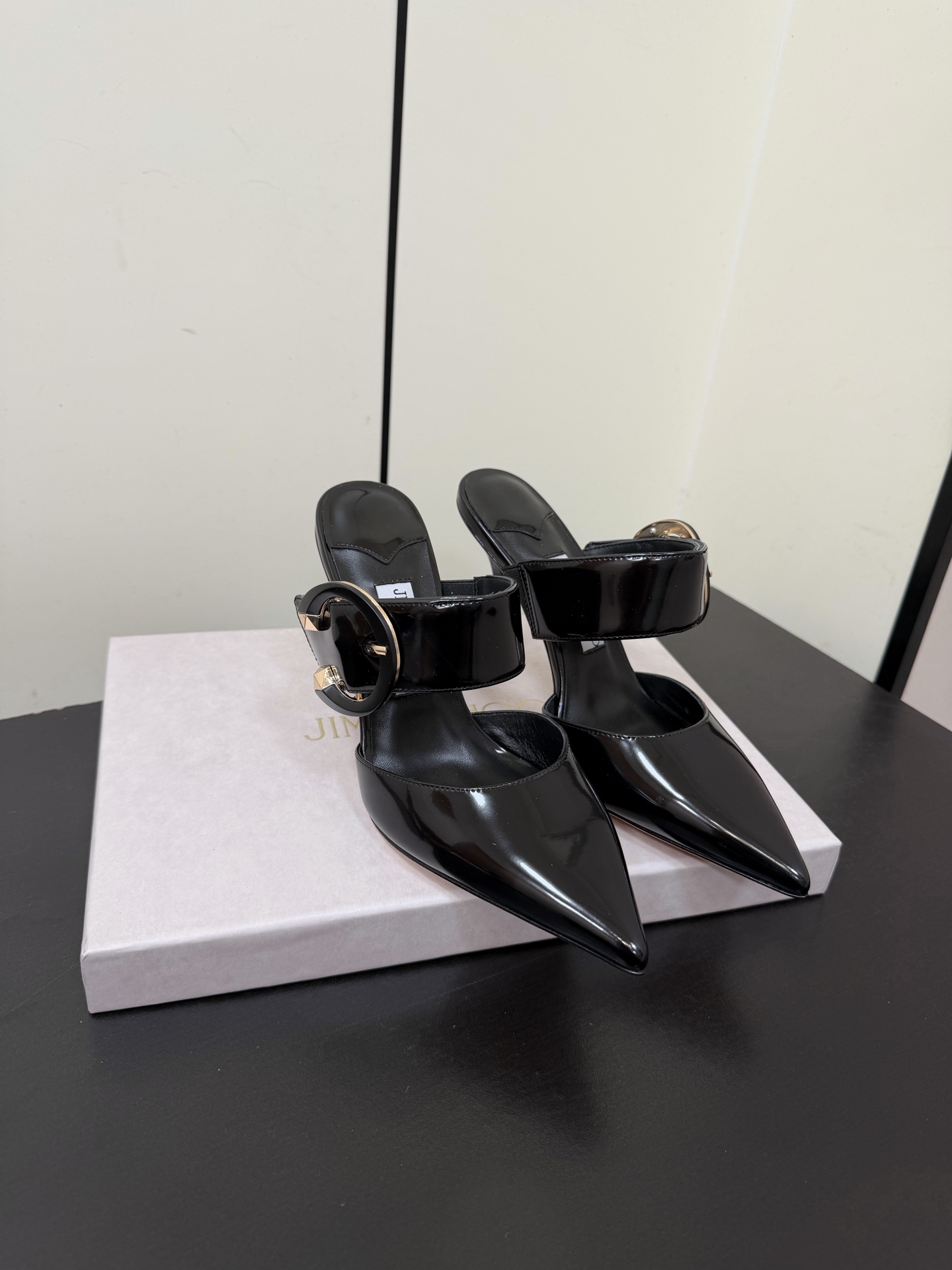 NO:760087,Jimmy Choo | Jimmy Choo's new buckled pointed-toe high-heeled shoes, single shoes and half-slip sandals, JC's timeless classics, simple design, full of girly style, modern and retro taste, very simple dress or jeans, it can be the finishing touch. The upper is made of original imported cowhide/patent leather, the lining is imported mixed sheepskin, the Italian imported cowhide outsole, the heel height is 8.5cm  Size 35-41 (customized 34/40/41), high heels and slippers,jimmy choo,chanel,sandals,high heels,slippers,skirts,jeans,cowhide,sheepskin19860909Jimmy Choo｜周仰杰新款扣饰尖头高跟鞋单鞋半拖凉鞋 JC家永恒经典之作 简约设计 满满的少女风 既摩登又复古的味道 非常的简连衣裙还是牛仔裤  它都能成为点睛之笔 鞋面采用原版进口牛皮/漆皮 内里进口混种羊皮 意大利进口牛皮大底 跟高8.5cm 码数35-41（34/40/41定制）,高跟鞋拖鞋,jimmy choo,chanel,sandals,high heels,slippers,skirts,jeans,cowhide,sheepskin,Women's Shoes