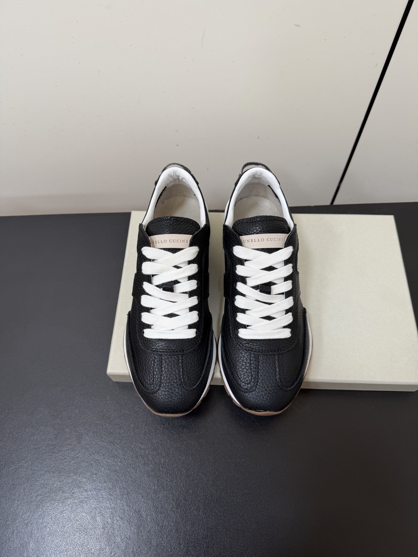 NO:888859,Men's Brunello Cucinelli BC2026 new spring and summer casual shoes for couples. Casual shoes have always been very feminine, elegant, refined, not hasty or slow, and have a kind of temperament that many loafers cannot match. But if you are tired after wearing pointed high heels for a long time, then a pair of round-toe thick-soled casual shoes that are easy to wear and look good is just needed. The leather is delicate and the foot feel is very important. This does not need to be said. Women know the importance of a good pair of shoes to avoid all kinds of friction and wear on the feet.  Delicate texture is a must... Original custom-made textured cowhide Original open-molded TPU combination bottom Size: 35-45 (40 for women and 45 for men, customized and non-returnable), casual shoes/sports shoes, brunello cucinelli, loafers, high heels, sneakers, cowhide19860909男款BrunelloCucinelli·BC2026春夏新款休闲鞋情侣款 休闲鞋一贯是很有女人味的 优雅 精致不急不缓 是有一种气质的这是很多乐福鞋比拟不了的 但是如果尖头高跟鞋穿久了累 那么一双好穿好看的圆头厚底休闲鞋就是刚需了 皮质细腻 脚感很重要 这个不需要多说 女人太懂一双好鞋的重要性了 避免各种摩擦磨脚 细腻的质感就是必须要有的… 原版定制摔纹牛皮 原版开模TPU组合底 码数: 35-45（女40男45定制不退换）,休闲鞋/运动鞋,brunello cucinelli,loafers,high heels,sneakers,cowhide,Women's Shoes