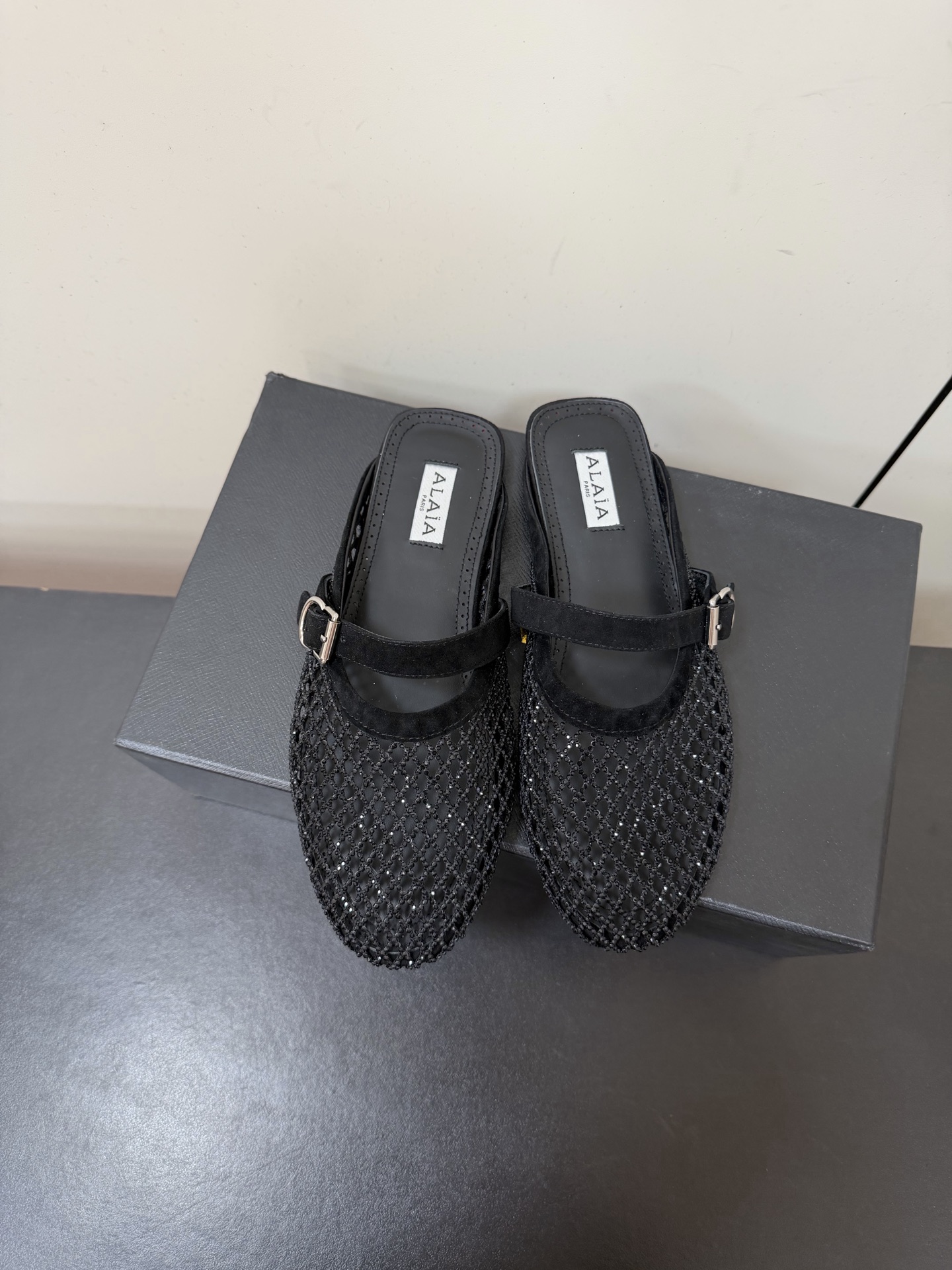 NO:888840,ALAIA / New product Alaia woven mesh flat shoes | Wear dopamine aesthetics into daily life When fine woven mesh meets shallow-cut shoes, it is a romantic new interpretation of shoes. The contrasting color texture comes with its own vitality filter. The soft sole design hides comfort and ingenuity. Every step is interpreting 'relaxed fashion sense'. The atmosphere brand for daily outings. This pair of shoes is a sure winner~ The upper is imported Yangjing.  35-39 (set at 40.41.42), half drag, alaia, flats, sheepskin, sheep19860909ALAIA /新品 Alaia编织网钻平底鞋｜把多巴胺美学穿成日常 当细腻编织网钻邂逅浅口鞋型 是鞋履的浪漫新解 撞色纹理自带元气滤镜 软底设计藏着舒适巧思 每一步都在演绎“轻松时髦感” 日常出街的氛围感牌 这双鞋稳赢～ 鞋面进口羊京.网钻 内里进口羊皮 ZP开模大底 35-39（40.41.42定）,半拖,alaia,flats,sheepskin,sheep,Women's Shoes